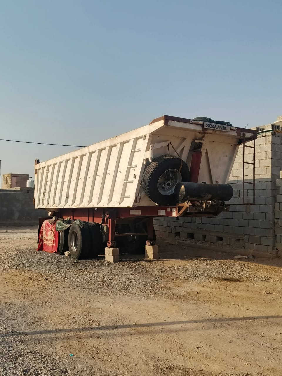 السلام عليكم عربانه للبيع اوزمه قديمه تخم تاير دناقير 16 لا طايحه ولا بها فطر الوينج مالها الماني جاهزه للشغل ما شاء الله مكانها الدير رقم الهاتف***********
