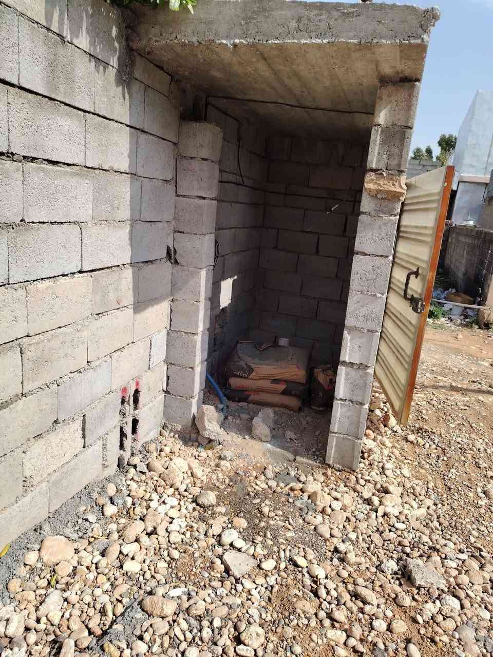 سلام عليكم هيكل كامل  مساحة الارض ٣١٨ م مساحة البناء ١٢٠ م   متكون من
٢ غرفه وصاله  ومطبخ واستقبال ومجمع صحيات وترك ورا البيت درج خارجي

 كهربائيات كامله

لبغ جص كامل
المجاري كامل 

دفن كامل

البواري مشتريهن حاضرات بس يحتاج تسويهن

بئر ماء مشترك ارتوازي 

العنوان يوسف بيك مقابيل الحسينيه بفرع سعرهه ٣٠ وبي مجال بصيط الشراي يخابر ***********
