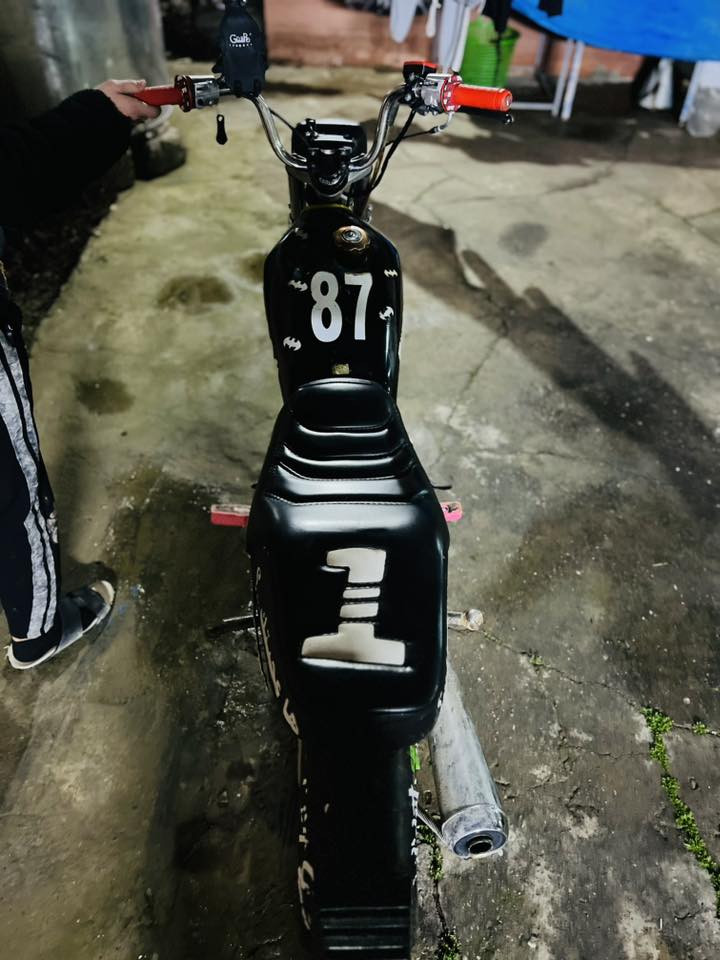 السلام عليكم 
دراجه انتنس مكينه شرط برغي ما مفتوح موديل 20 مكفولة من كلشي شرط شلعه ومعدل ع ال3 ترفع مال جنايه تأخذها ما تصرف عليها ربع شاصي شرط وايرمنيه شغاله الدراجه فوول 🔥☄️.
 سعر 650 وبيها مجال خاص مفتوح 

 *********** هاتف☄️
