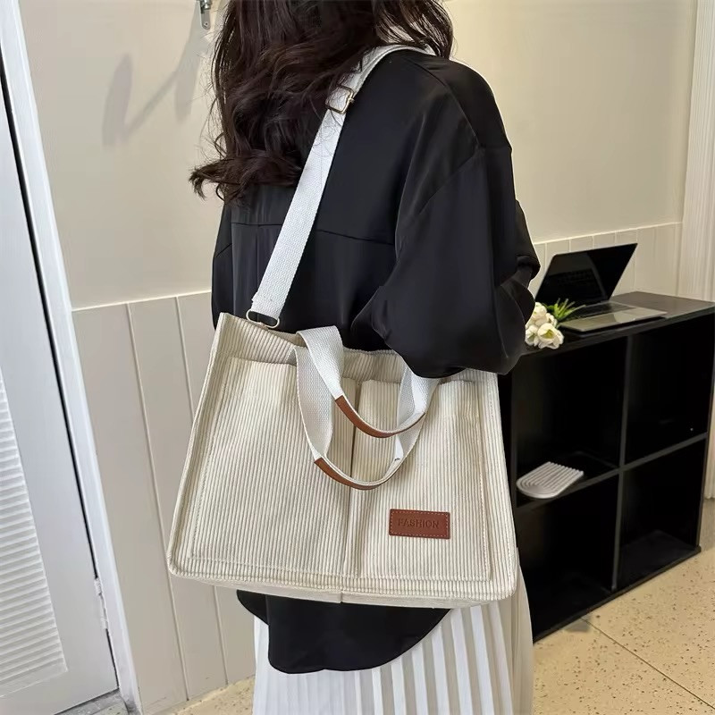 ✨ شنطة كوردروي أنيقة وعملية ✨

🤍 لون كريمي هادئ يليق على كل الإطلالات
👜 تُستخدم كشنطة يد أو كتف
📦 واسعة ومناسبة للجامعة، الدوام والمشاوير اليومية

💰 السعر: ٨,٠٠٠ د.ع فقط
🚚 التوصيل: ٤,٠٠٠ د.ع لجميع محافظات العراق
✅ ضمان فحص القطعة أمام المندوب

سعرها لطيف وشكلها مرتب ويطلع حلو على اللبس اليومي 🤍

#اكسبلور_فولو #اكسبلور_explore #حقيبه #جنط #trend


**إذا كنت صاحب هذا الإعلان وتريد حذفه لأي سبب، رجاءا أرسل رسالة إلى الدعم الفني**