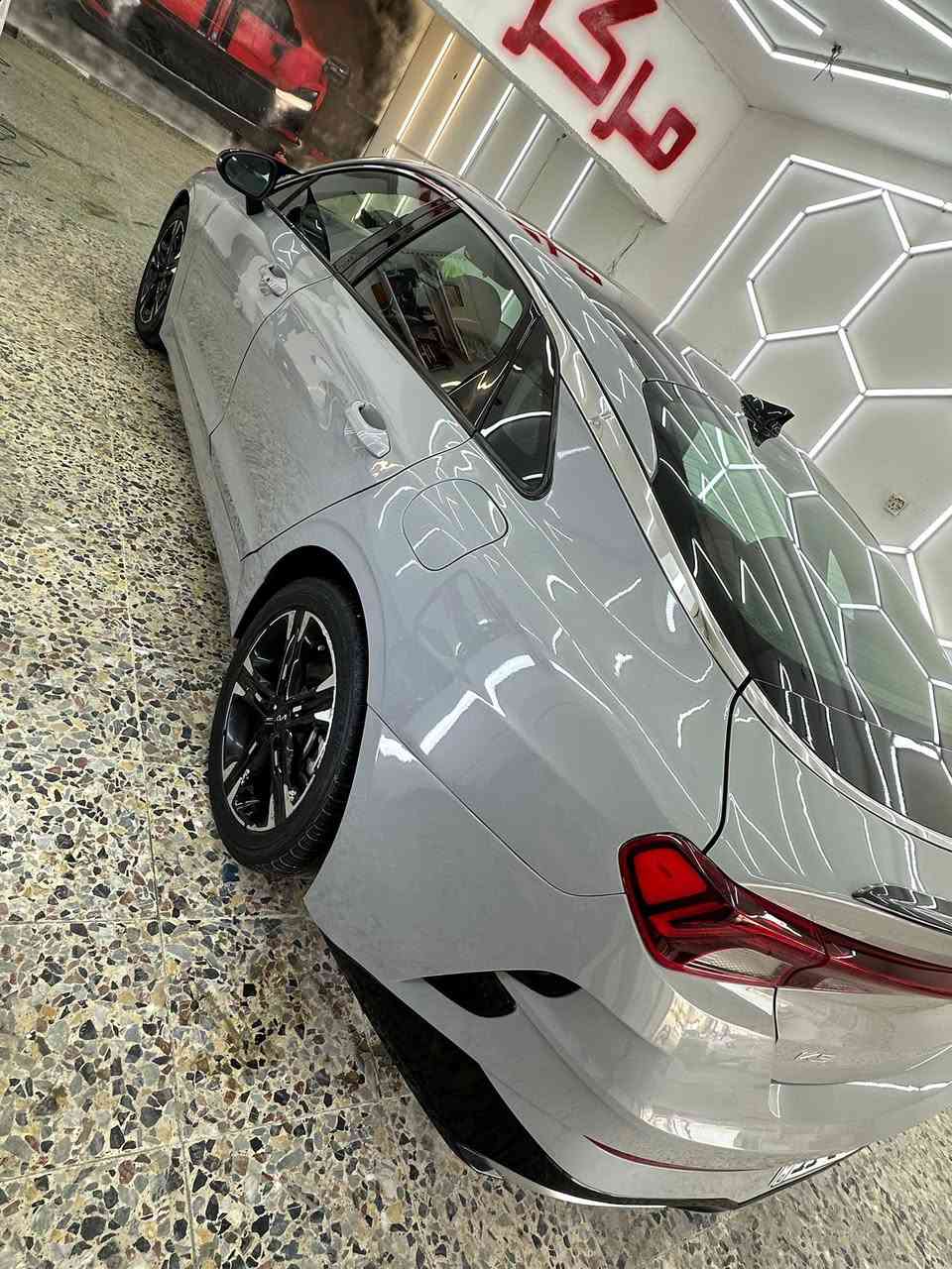 السلام عليكم
   Kia k5  Gt-line 2023
كي فايف جيتي لاين 
 
للبيع 
اللون:اسمنتي
حجم المحرك:1.6تيربو 🚀

وارد امريكي
الضرر:جاملغ خلفي وباب السايق مبدل وبيها تعديل بارد

( بدون لغد وبدون ايرباك)

موضح كلشي بالسونار منزله بالصور

وحادث السيارة ايضاً موجود

السيارة ماشية:43 الف km

مواصفات:
السيارة بصمة 

بصمة ابواب عدد2

فتحة سقف بانوراما بالكامل

داخل احمر

4 انظمة قيادة

رادارات امامية وخلفية وجانبية

نقطة عمياء

تشغيل عن بعد

قيادة ذاتية

دخول ذكي 

كروس مثبت سرعة

تحديد مسار

شحن لاسلكي 

هاند بريك كهربائي

اوتو هولد

كشف السائق كهرباء

وباقي مواصفات الجيتي لاين معروفة

السعر 198 وبيها مجال

اخوتي كلشي موضح بالسونار والسيارة كدامكم 

الشراي يجي يشوفها ويفحصها ويقتنع بيها وعيوني اله

رقمها بغداد بأسمي تحويل ثاني يوم

مكانها بغداد-الحرية

***********
