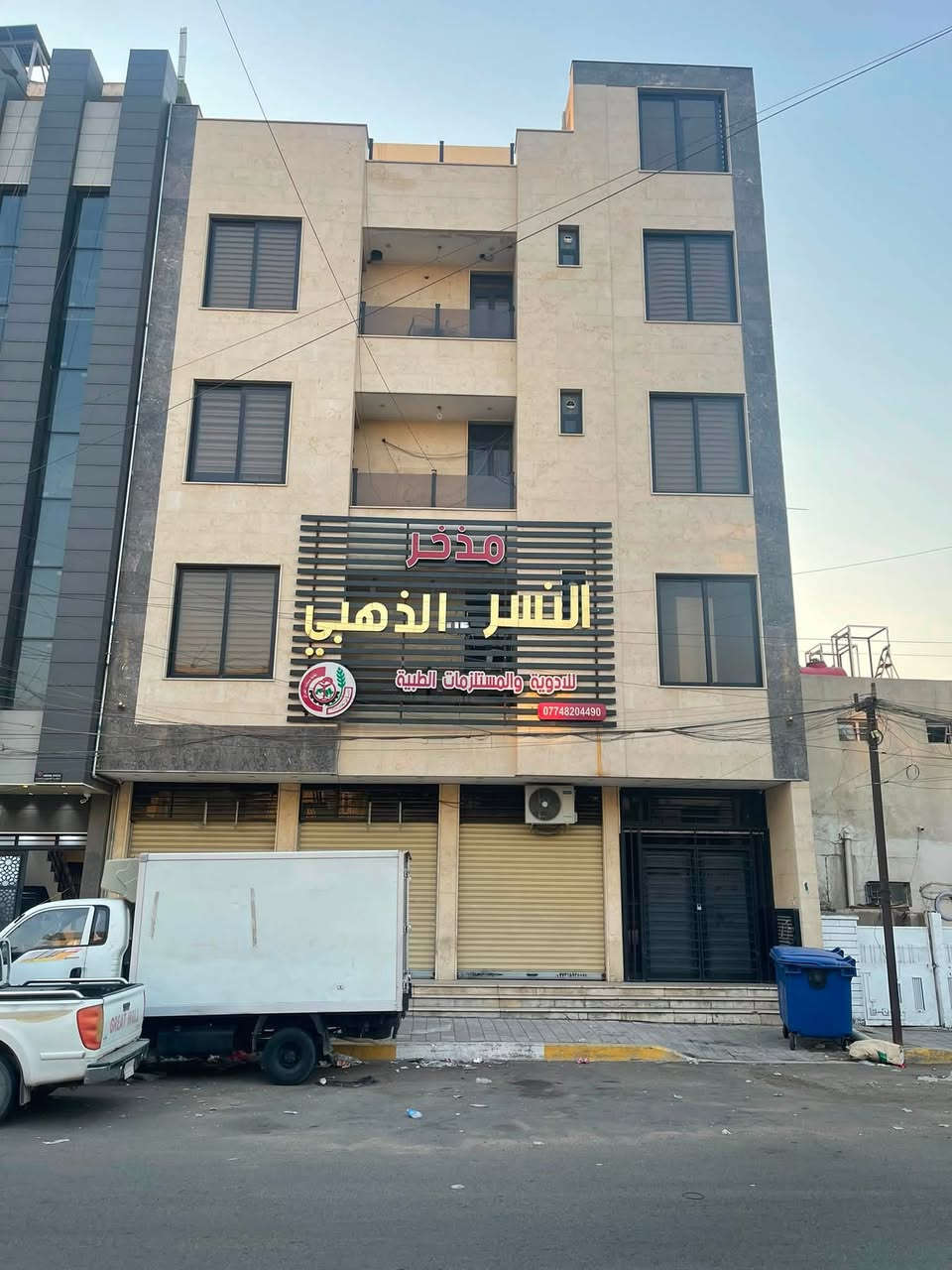 بنايه كامله وجديده للإيجار خمس طوابق مساحتها 255 متر مجهزه بمصعد كهربائي تحتوي على ثلاث محلات وقاعه بالطابق الارضي والطوابق الباقيه تحتوي على شقق وقاعات تؤجر بالكامل مذخر او شركة او اي استثمار لا تؤجر للعوائل الموقع شارع فلسطين العقاري قرب شارع الخيمه العريض محله 502 للاتصال *********** او *********** شركة الخيمه للعقار
