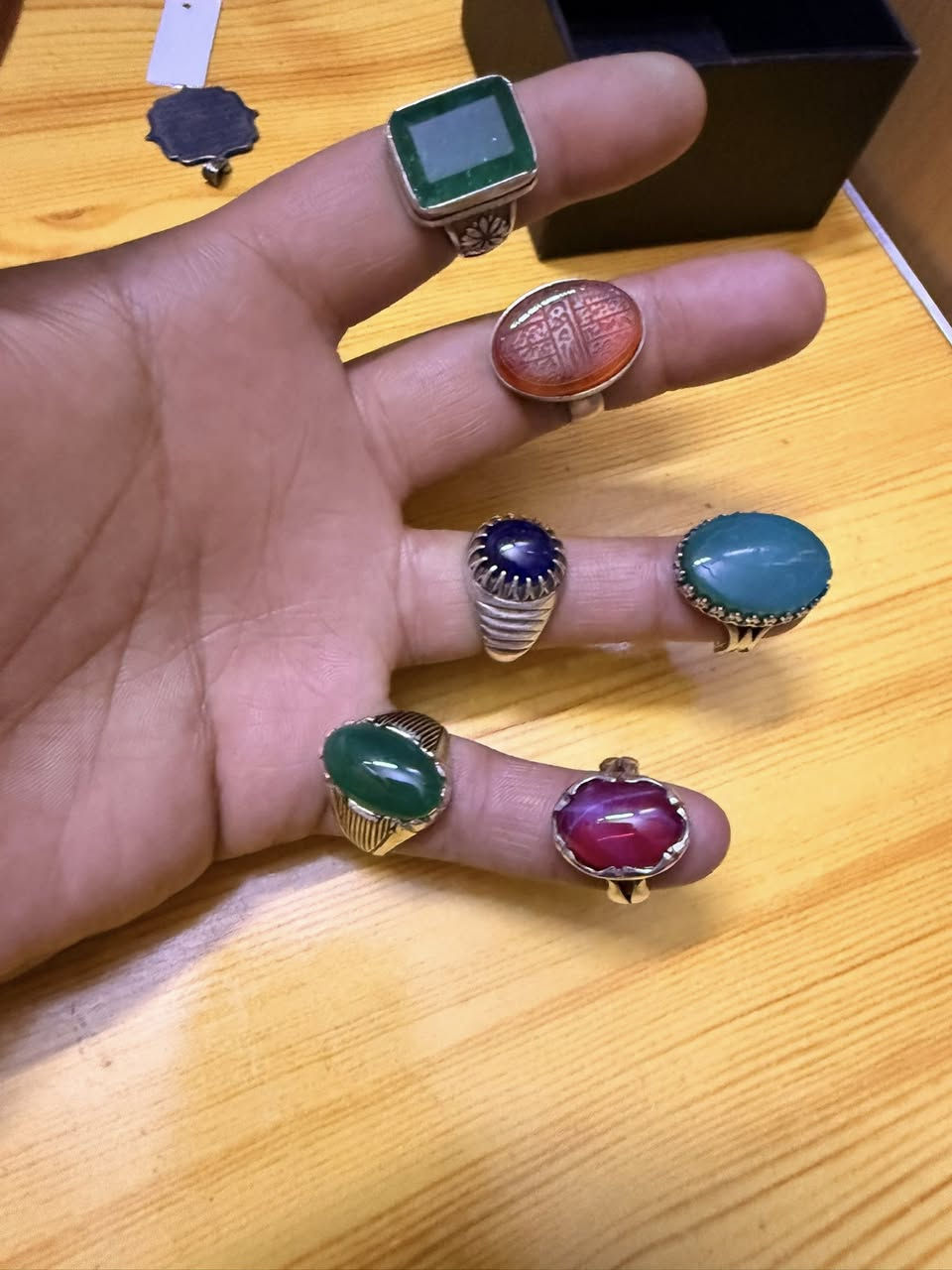 سلام عليكم خواتم فضة للبيع بسعر مناسب الي جاد يأخذ سكرين للخاتم ويجي خاص اني لا بياع شراي ولا مصلحتي هذي الخواتم مالاتي الشخصية اعتازيت فلوس ودا أبيعهن لي يعجبك كلي بي وميكون خاطرك الة طيب 
أسعارهن معروفات شوف شنو لي يناسبك وبعينيّ منتظر 
***********
اني بغداد شارع فلسطين ولا يوجد توصيل
