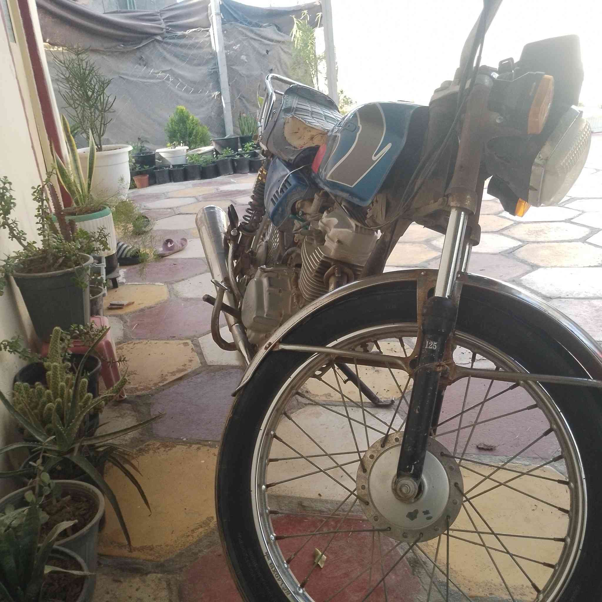 السلام عليكم دراجه للبيع ارشه دراجه كهربائيات شغاله محرك مابيه شي دراجه زينه نضيفه وهاي صور كدامك مكان بابل الحله السعر 250وبيه مجال
 للتواصل عل هاذه رقم ***********وخاص مفتوح
