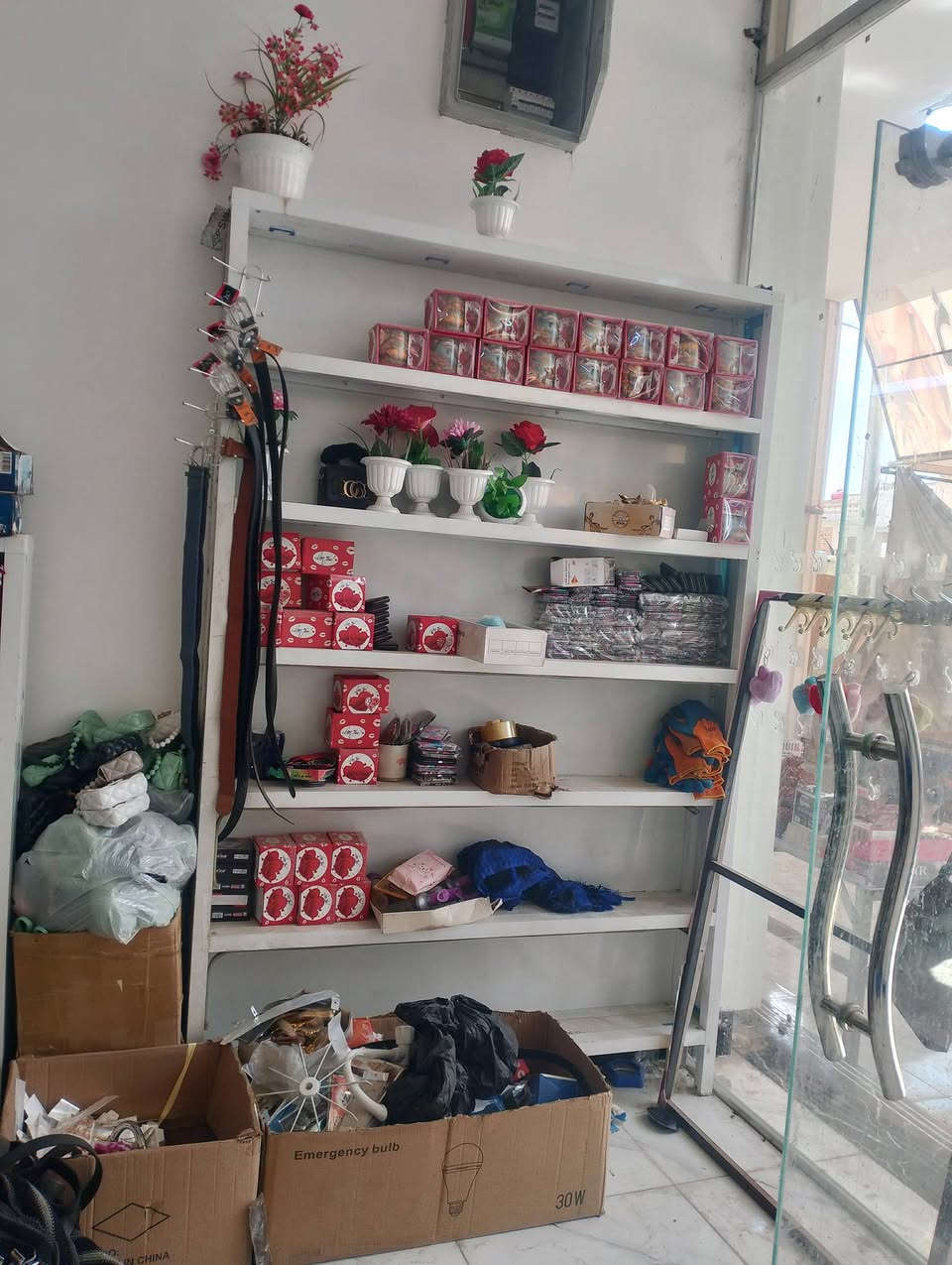 3رفوف للبيع طول الرف  اول متر ونص 
وثاني مترين وثلاث 3متار 
‏‪0777 674 8648‬‏ مكاني كوت
