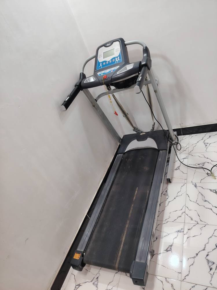 جهاز جري مستخدم 
الماطور مالته ضعيف يعني من يصعد عليه وزن اكثر من ٦٠ يوكف الجهاز ينرادله تصليح او يصعد عليه وزن خفيف 
السعر ٢٠٠ الف وبي مجال بسيط 
العنوان كربلاء شهداء سيف سعد 
للتواصل ***********  يوجد واتساب 
غير متواجد ع الفيس كربلاء, العراق
