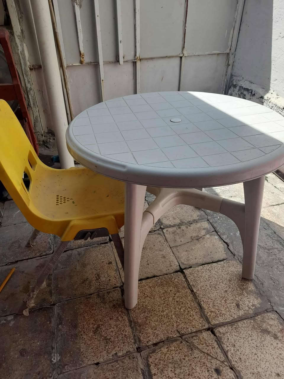 للبيع مدينة الصدر بغداد  سيارة طفل نقص بطارية 40 ثلاجة ب 150 ميز مع كرسي ب 40 جرباية طفل ب 35 ه *********** تحياتي
