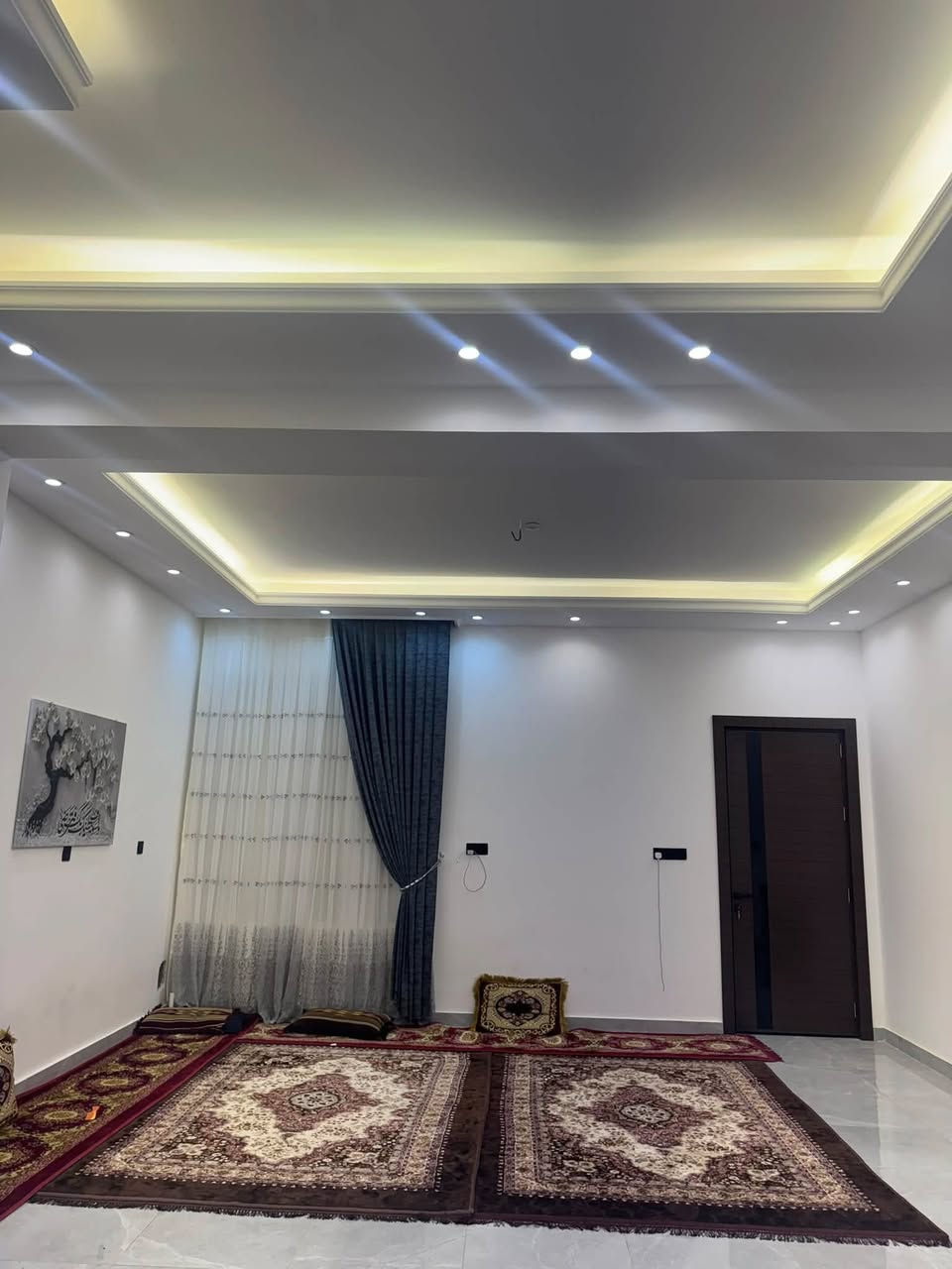 يالله اللهم صل على محمد وآل محمد بيت مساحة ٣٠٠م بناء حديث  ٢٠٢٦ مثل ماموضح بالصور واجهة ١٥ ونزال ٢٠ نوع العقار طابو زراعي سند ٢٥ تحويل مباشر
البيت طابقين يحتوي على ٤ غرف نوم و٣ مجاميع صحيات
البيت متعوب عليه وكل الشغل درجة اولى المنطقة مخدومة بالكامل شارع ١٠ م تبليط
موقع البيت زوير شارع الغسل  تقسيم حسين مارينا قريب جدا على الكورنيش الجديد..
للاستفسار الاتصال على الرقم (*********** )
