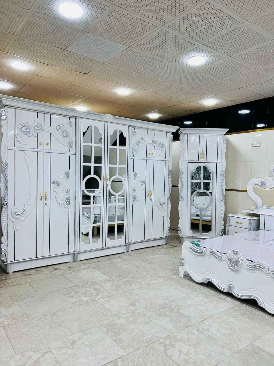 السلام عليكم هاي الغرفه عراقيه بس الصبغ تركي ابيضّ الغرفه مستخدمه سنه حاليا الغرفه مفتوحه بسسب مكان ماكو الغرفه سعرها اني مشتريها مليوونين اريد اروسها بغرفه تركيه او بيع سعرها 800بيها مجال حك جيه مكان واسط كوت الرقم ***********تصل ودلل
