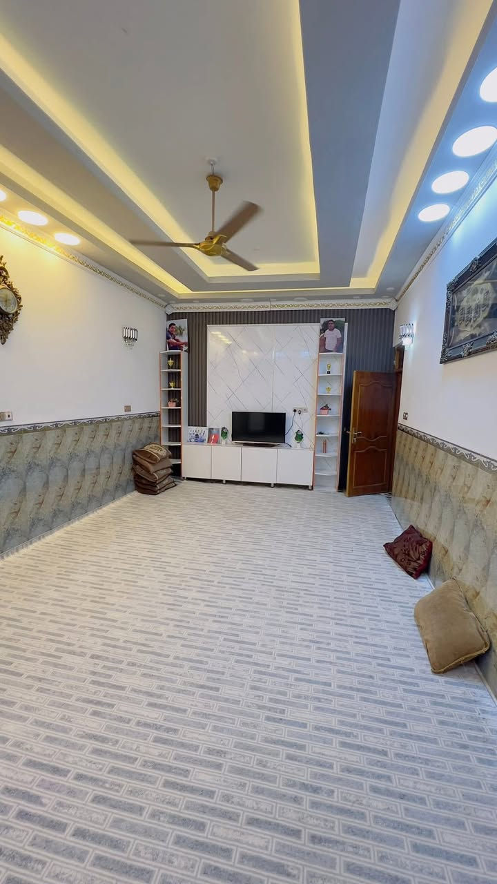 العنوان حي الخليج 
200 متر
طابق بي غرفتين
صاله
استقبال 7x4
مطبخ
مناور ثنين
طابق ثاني صاله صحيات كامله
غرفتين واصلات للبايكار
العنوان حي الخليج
***********
