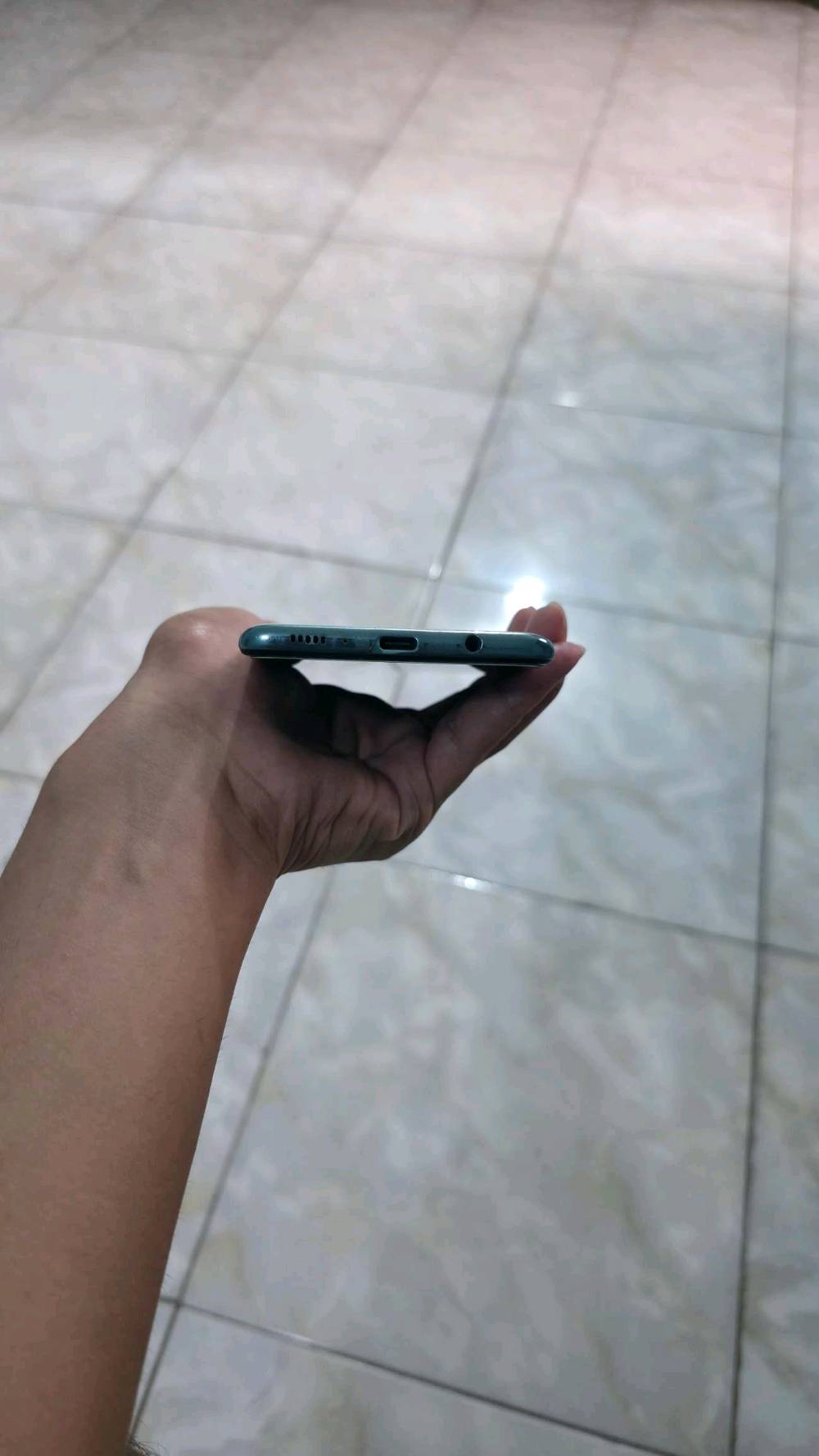 📍العنوان بابل-حلة/ نادر الاولى
- هاتف 128/8GB Samsung Galaxy A71 5G.
- مستعمل نظيف جدا بدون خدوش او كسر او فطر بالجهاز 
- الجهاز يدعم شريحتين سيم كارد dual sim card
- مساحتة 128GB قابل للزيادة حتى 512GB عن طريق رام sd card
- ذاكرة عشوائية Ram 8GB
- معالج الجهاز سنابدراگون Snapdragon 730 معالج ادائة جيد جدا
- شاشة الجهاز ممتازة Super AMOLED plus
- الجهاز يحتوي على بصمة شاشة مدمجة optical
- الجهاز يحتوي فتحة سماعة 3.5 audio jack
 الموبايل يحتوي على كاميرات قوية وهي : 

1 - كاميرة 64MB واسعة wide عالية الدقة تصوير فديو 4k بجودة ممتازة جداً
2 - كاميرة 12MB واسعة جداً ultra wide ممتازة 
5 - كاميرة 32MB سيلفي selfie camera بدقة ممتازة تصوير فديو 4k

- بطارية الجهاز 4500mah تكفي يوم كامل استعمال
- سرعة شحن 25w سريع جدا super fast charge
- الجهاز بدون علبة لكن يحتوي على شاحنة samsung اصلية تدعم شحن 25w سريع جدا  super fast charging 
- مع سماعات headphones مع الجهاز 
- اضافة الى خمسة covers للموبايل
- شاشة الجهاز تحتوي على لاصق شاشة اصلي نظيف ما بي اي عيوب