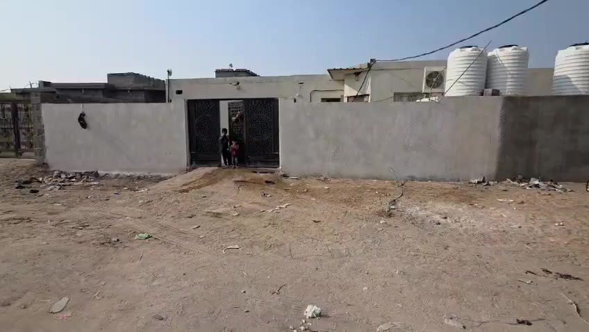 يالله سلام عليكم بيت للبيع شارع المگصب قرب سنتر الروان البيت مساحته 260متر يتكون من غرفتين ومطبخ وصاله وديوان وحمامات داخل وخارج وكراج سياره البيت سقف سندويج البيت بل كامل مخمر  ماي اساله وكهرباء السعر ٣٣ وبي مجال موبايل ***********
