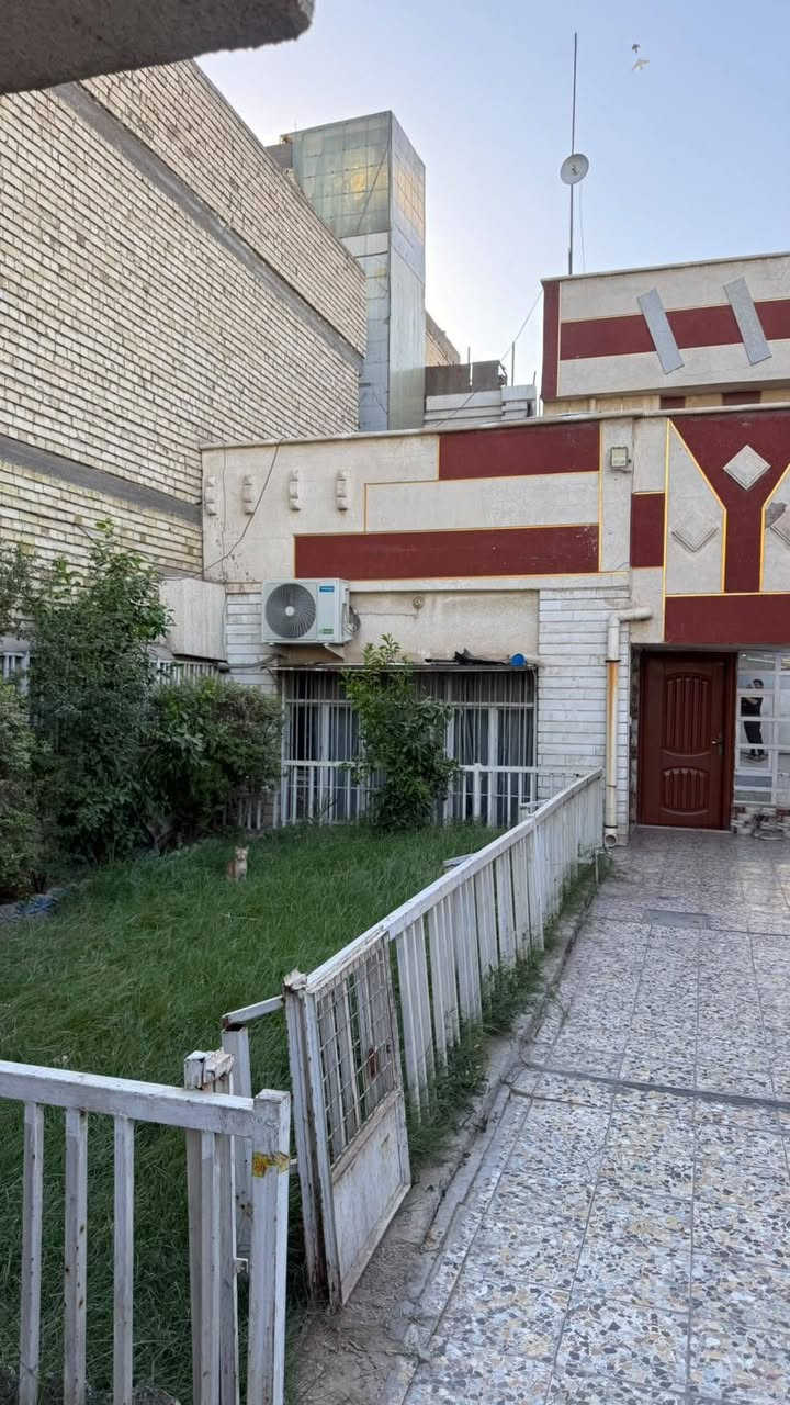 السلام عليكم 
بيت طابو صرف للبيع في حي اور ال٦٠٠ قريب على شارع زويني مساحتة ٢٦٠ م مربع الواجهه ٨,٥ النزال ٣٠ 
يحتوي على ٤ غرف نوم مع حمام داخلي وخارجي مستعجل على البيع
للاستفسار اكثر ***********
