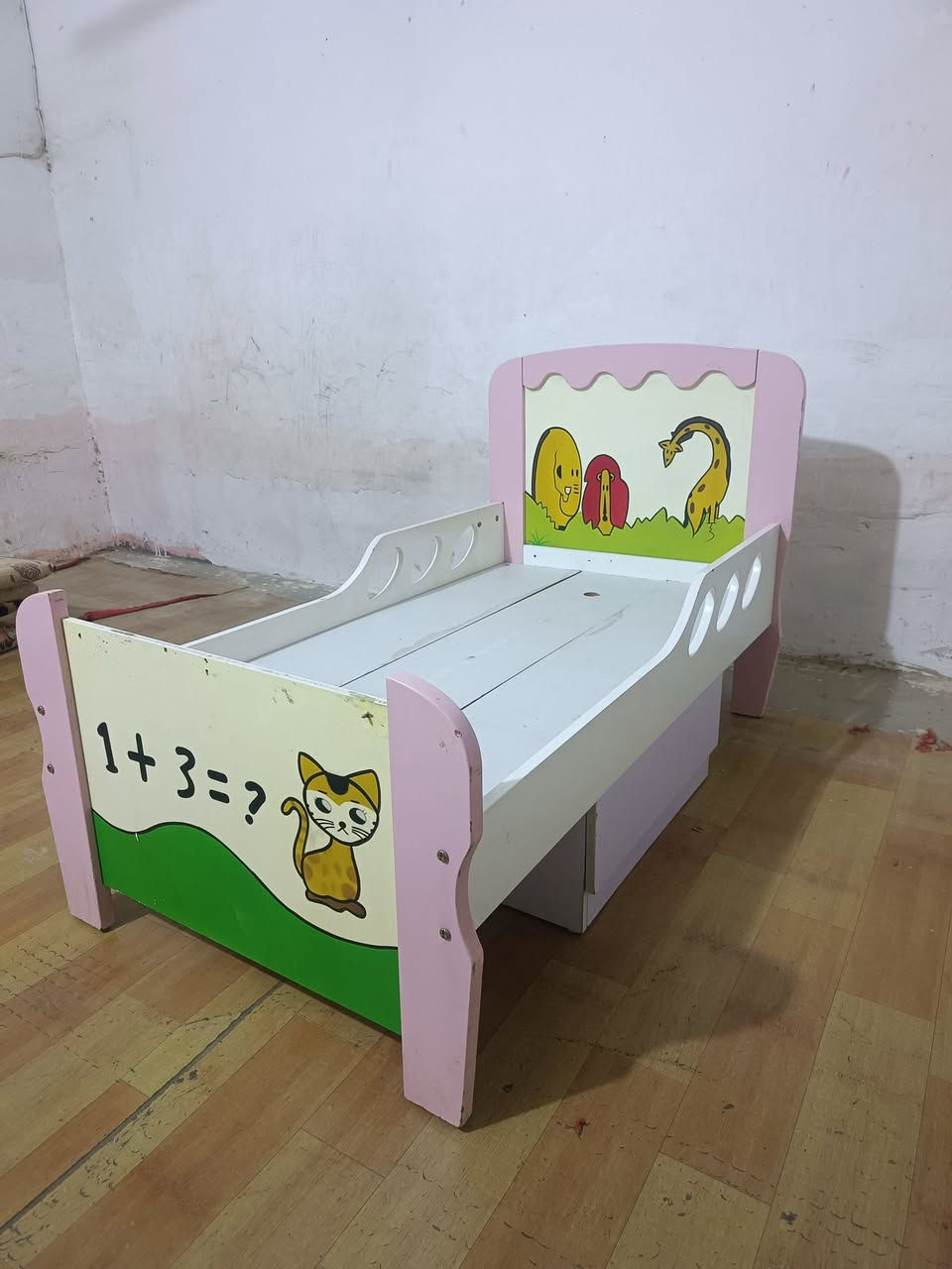 جرباية اطفال نضيفة مع ملحقاتها  السعر ٥٠ الف
***********
