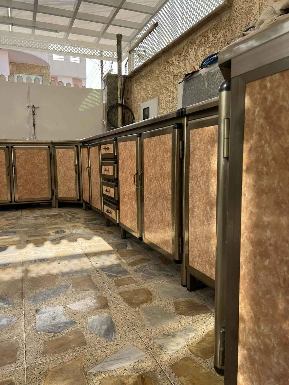 كاونتر كثير نظيف قياس السنك مترين و37 /قياس الوسط مترين /قياس الزاوية مترونص
للاستفسار عالرقم ***********
