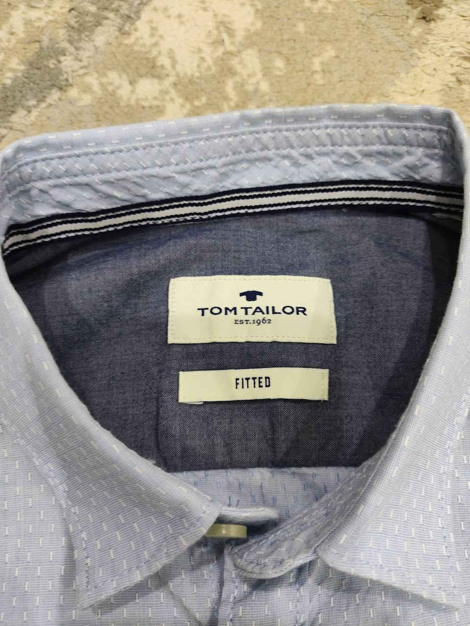 TOM TAILOR 
باله اوريجنال 💯💯 
النظافة 💯💯 
M القياس 
54cm عرض الصدر 
72cm 
الطول 
يتوفر توصيل لجميع محافظات العراق 🚙


**إذا كنت صاحب هذا الإعلان وتريد حذفه لأي سبب، رجاءا أرسل رسالة إلى الدعم الفني**