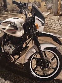 بوكسر باجاج موديل 2023 لون ابيض  حجم المحرك 150 سي سي  ماشيه 119  مستع...