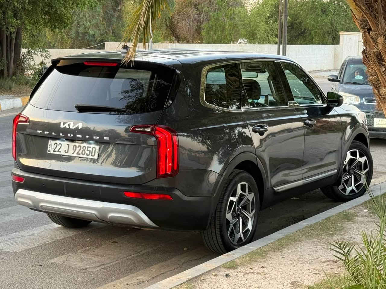 تولرايد 2022 EX
رقم شمالي باسمي 
الحادث موجود بلمنشور (بيها صبغ باب خلفي وجاملغ بارد بدون دواخل )
السيارة ماشيه ٦٠ فقط 
جديدة جدا 
مكاني زيونه 
السعر 230 
***********
