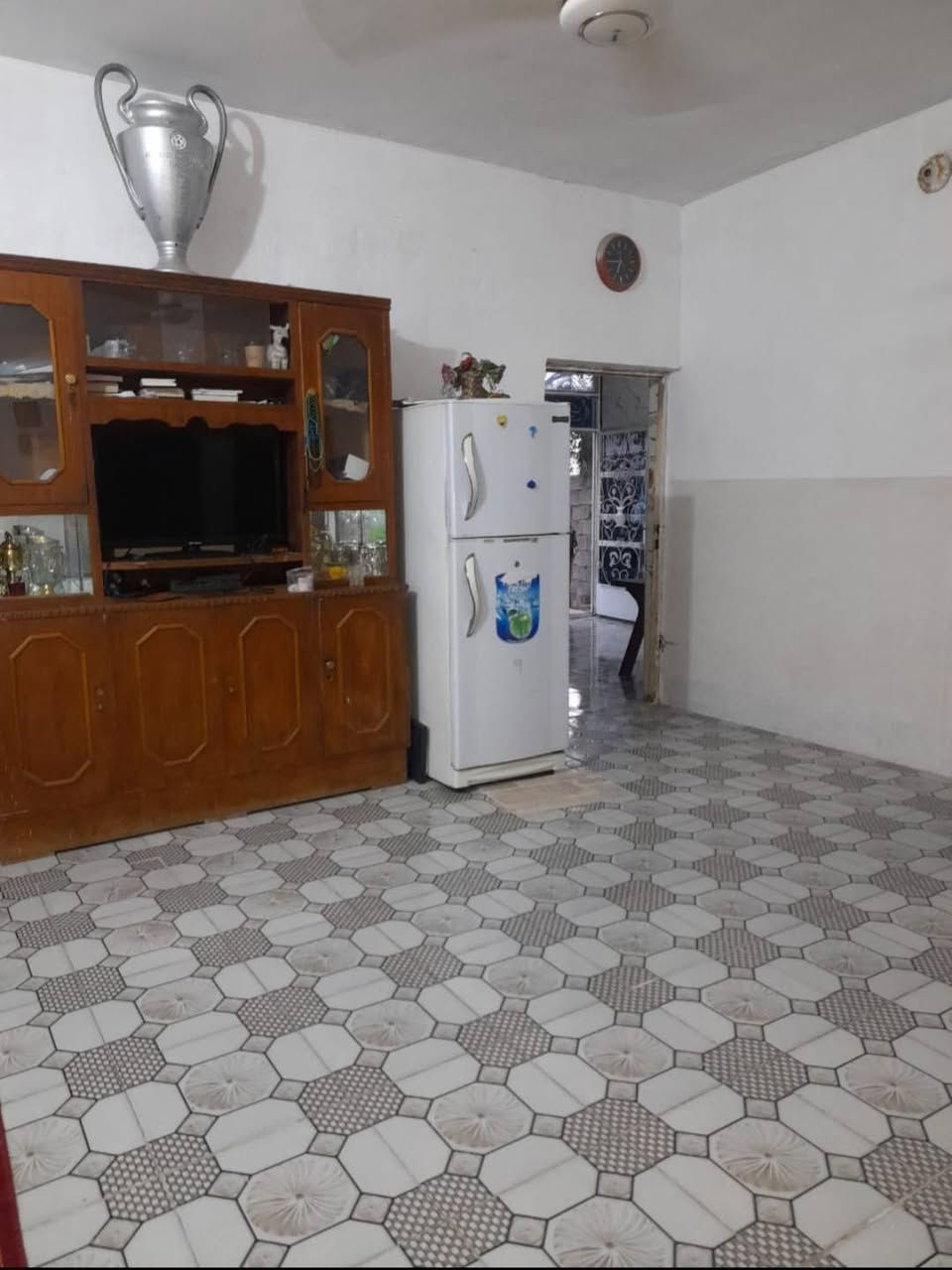 السلام عليكم
بيت طابو زراعي سند 25... مساحة 250... واجهة 10 ونزال 25
يتكون من استقبال ومطبخ وصالة وغرفتين ومخزن وحمام عدا مساحة الترك الي بيه والحديقة وكراج للسيارة 

العنوان: المدائن - بسماية قرب مجمع الإحسان... السعر 55 وبيه مجال

رقم الموبايل: ***********
                        ***********
