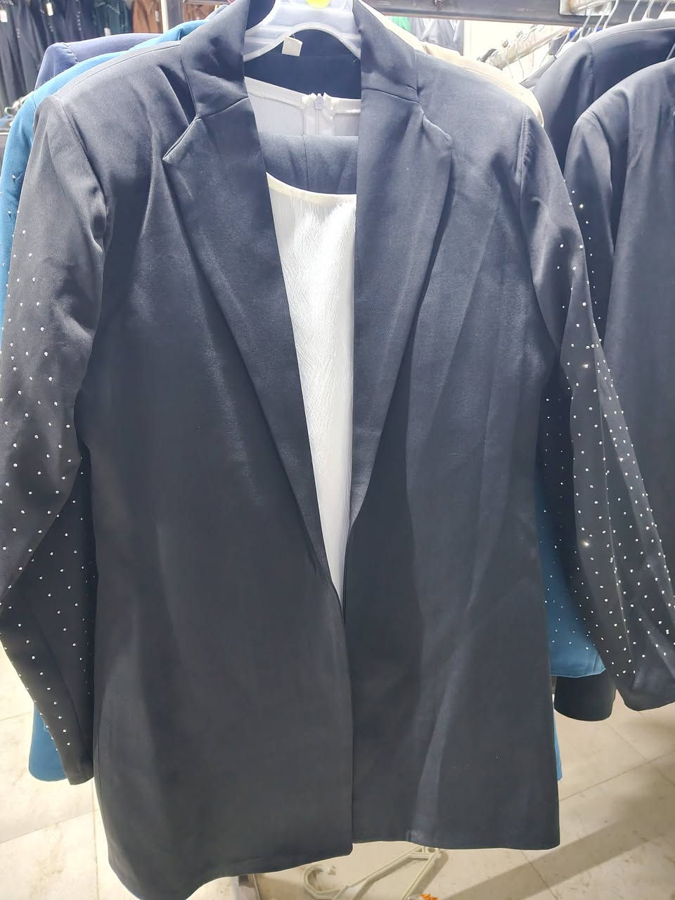 طقم كامل سترة وقميص اكو بي اكو بدونه وبنطرون فقط 30 الف وتوصيل الفين لمناطق النجف لحكو بنات ماكو هيج اسعار للحجز راسلوني او واتس ***********
