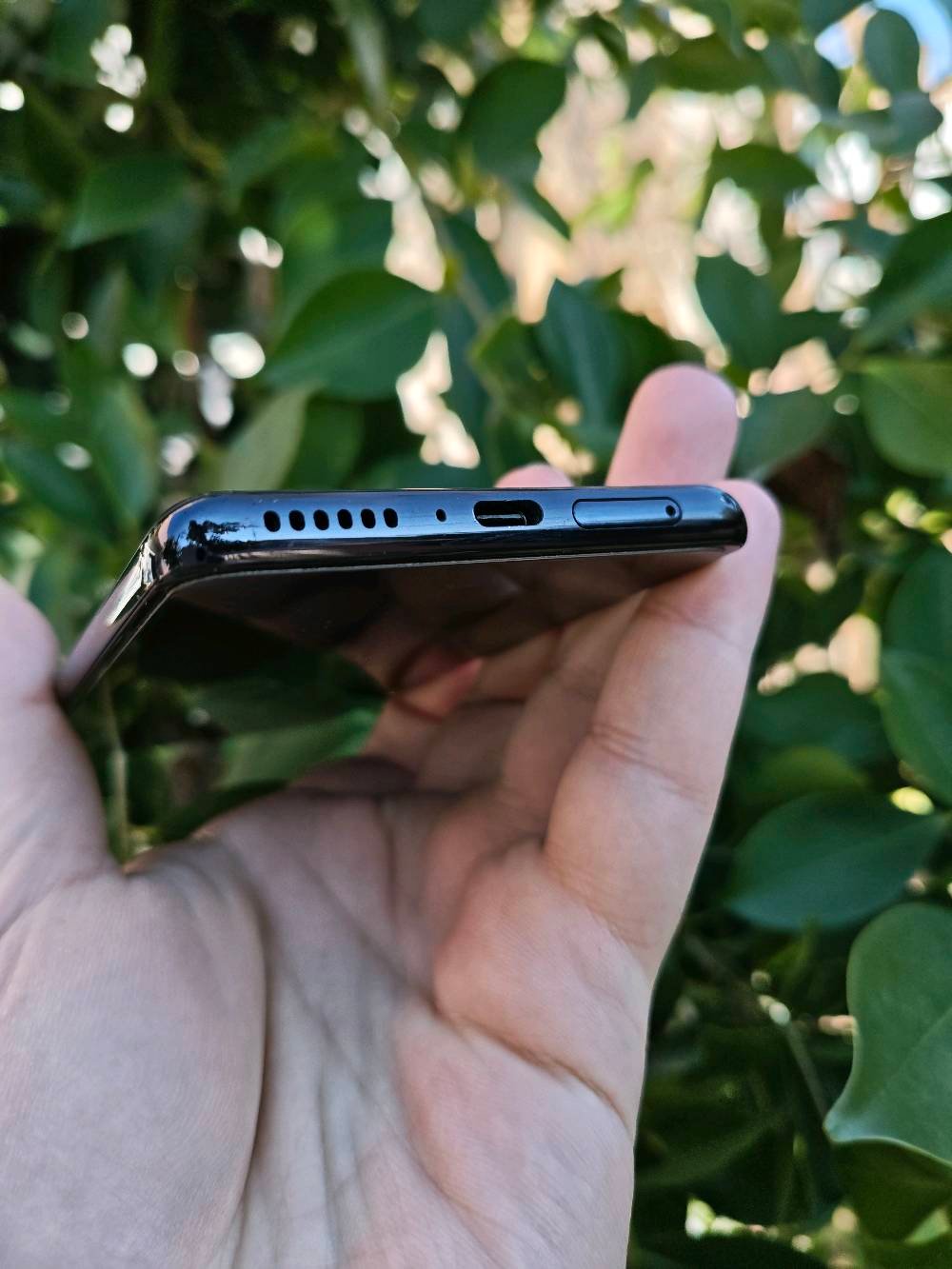 #𝗠𝗼𝘁𝗼𝗿𝗼𝗹𝗮_𝗘𝗱𝗴𝗲_𝗫𝟯𝟬
#موتورولا_إيدج_𝗫𝟯𝟬














نسخة الصين (ما تدعم اللغة العربية لكن تكدر تضيفها او اني اضيفها للنظام).

❌#بيع_فقط❌

  [المعالج]
* العليا: 𝗤𝘂𝗮𝗹𝗰𝗼𝗺𝗺 𝗦𝗻𝗮𝗽𝗱𝗿𝗮𝗴𝗼𝗻 𝟴 𝗚𝗲𝗻 𝟭 (تكنولوجيا 𝟰 نانومتر)، وهو من أقوى المعالجات التي تضمن أداءً فائقاً في الألعاب والتطبيقات الثقيلة.
 * معالج الرسوميات: 𝗔𝗱𝗿𝗲𝗻𝗼 𝟳𝟯𝟬، يقدم تجربة ألعاب مستقرة على أعلى إعدادات.

* الرام : 𝟭𝟮𝗚𝗕 من نوع 𝗟𝗣𝗗𝗗𝗥𝟱.

* التخزين:  𝟮𝟱𝟲𝗚𝗕 من نوع 𝗨𝗙𝗦 𝟯.𝟭.

* نظام التشغيل: أندرويد 𝟭𝟰 (واجهة 𝗠𝗬𝗨𝗜 𝟲.𝟬) مع تجربة قريبة جداً من الأندرويد الخام، مما يضمن خفة وسرعة في التنقل.

[الشاشة]
 * النوع: 𝗢𝗟𝗘𝗗 تدعم 𝟭 مليار لون.
 * المقاس: 𝟲.𝟳 إنش بدقة 𝗙𝗛𝗗+.
 * معدل التحديث: 𝟭𝟰𝟰𝗛𝘇 (أعلى من معظم المنافسين الذين يكتفون بـ 𝟭𝟮𝟬𝗛𝘇).
 * الحماية: طبقة 𝗖𝗼𝗿𝗻𝗶𝗻𝗴 𝗚𝗼𝗿𝗶𝗹𝗹𝗮 𝗚𝗹𝗮𝘀𝘀 𝟱.
 * الميزات: تدعم 𝗛𝗗𝗥𝟭𝟬+ وسطوع يصل إلى 𝟳𝟬𝟬 𝗻𝗶𝘁𝘀، مع معدل استجابة للمس (𝗧𝗼𝘂𝗰𝗵 𝗦𝗮𝗺𝗽𝗹𝗶𝗻𝗴 𝗥𝗮𝘁𝗲) يصل إلى 𝟱𝟳𝟲𝗛𝘇، وهو أمر مثالي للاعبين.

 [الكاميرات]
 * الخلفية (ثلاثية):
 * الأساسية: 𝟱𝟬𝗠𝗕 مع مثبت بصري 𝗢𝗜𝗦 وتركيز تلقائي مزدوج البكسل.
 * الزاوية الواسعة: 𝟱𝟬𝗠𝗕 بزاوية 𝟭𝟭𝟰 درجة، وتدعم أيضاً تصوير الـ 𝗠𝗮𝗰𝗿𝗼 (الأشياء القريبة جداً).
 * العزل: 𝟮𝗠𝗕 لقياسات العمق.

 * تصوير الفيديو:  𝟴𝗞  𝟮𝟰/𝟯𝟬𝗙𝗣𝗦 ، و 𝟰𝗞 𝟲𝟬𝗙𝗣𝗦 .

 * الأمامية (𝗦𝗲𝗹𝗳𝗶𝗲):  𝟲𝟬𝗠𝗕 ، بدقة 𝟰𝗞.
 
 * البطارية: 𝟱𝟬𝟬𝟬𝗺𝗔𝗵.

 * الشحن:   بقوة 𝟲𝟴 واط (يشحن 𝟱𝟬% في حوالي 𝟭𝟯 دقيقة، و𝟭𝟬𝟬% في حوالي 𝟯𝟱 دقيقة).

 * الخامات: ظهر من الزجاج (𝗚𝗼𝗿𝗶𝗹𝗹𝗮 𝗚𝗹𝗮𝘀𝘀 𝟱) مع إطار من البلاستيك المقوى.

 * الصوت: سماعات 𝗦𝘁𝗲𝗿𝗲𝗼 مزدوجة مع دعم تقنية 𝗗𝗼𝗹𝗯𝘆 𝗔𝘁𝗺𝗼𝘀.

 * البصمة: مدمجة في زر الطاقة على الجانب.
 * الاتصال: يدعم  𝟱𝗚، 𝗪𝗶-𝗙𝗶 𝟲𝗘،  

مع كفر ولاصق شاشة و الباكيت والشاحن الاصلي 𝟲𝟴 واط.

_السعر: 𝟮𝟳𝟬 ألف مع مجال للشراي الجاد.
_توصيل فقط.
هل يوجد أي خدوش أو أضرار في الجهاز؟: 
لا. 
ما هي مدة الاستخدام لهذا الهاتف؟: 
اقل من 6 أشهر. 
هل تشمل الضمان؟: 
نعم. 
ما هو السعر المطلوب؟: 
270 ألف. 
أين يتم التسليم أو ما هي منطقتك؟: 
توصيل من اربيل لاي مكان بالعراق. 