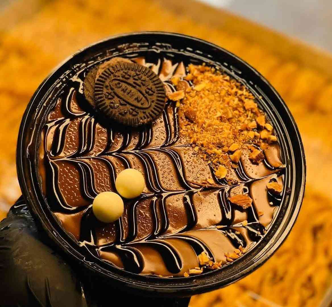 🍰 حلى يومك مع أطيب الحلويات في سامراء!
✨ قائمتنا:
كريب (اللوتس، جوز، نوتيلا): السعر 4 آلاف 
 كيك بارد: السعر  3 آلاف
 كيك طوابق: حسب الطلب.
📍 سامراء | تتوفر خدمة توصيل.
🗓️ ملاحظة: يرجى الحجز قبل المناسبة بـ يومين.
📩 للطلب: راسلنا خاص أو اتصل على: ***********
