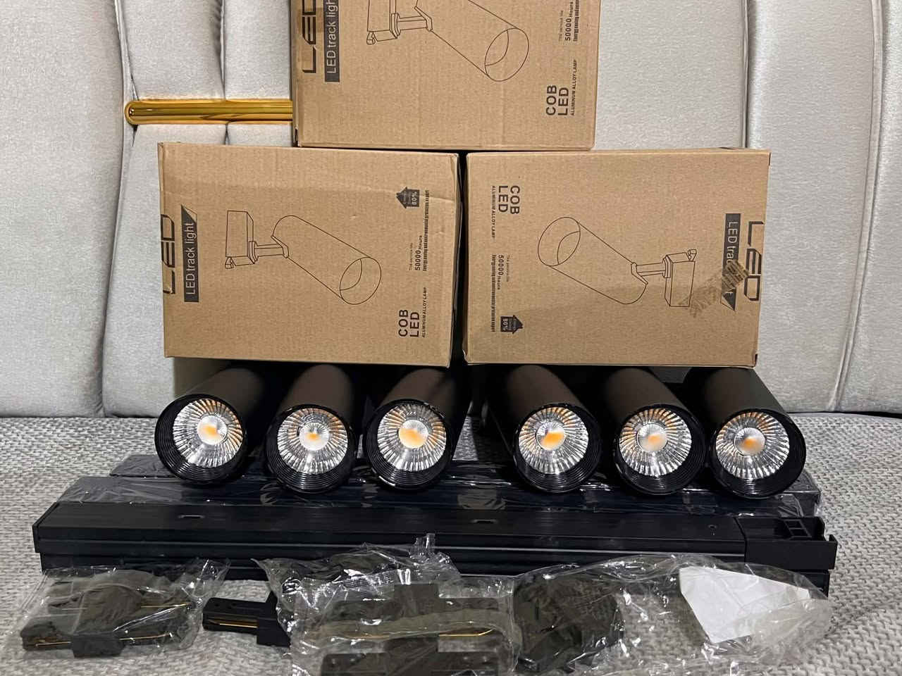كشافات (Spotlights) قابلة للتوجيه والتحريك بزاوية 180 درجة.يمكن تركيب السكة على السقف أو الجدار.تتوفر هذه الكشافات بقدرات إضاءة مختلفة تتراوح عادةً بين 30 واط 
@إشارة


**إذا كنت صاحب هذا الإعلان وتريد حذفه لأي سبب، رجاءا أرسل رسالة إلى الدعم الفني**