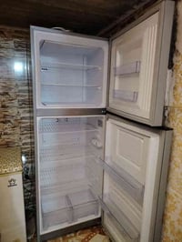 ثلاجه للبيع مستعمله شهرين فقط بعدها جديده السعر 550  07827912377