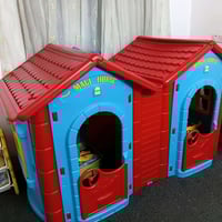 اخوان بيت اطفال بلاستك ثقيل حيل جديد سعره   ١٥٠الف كل ميز معه كرسي سعر...