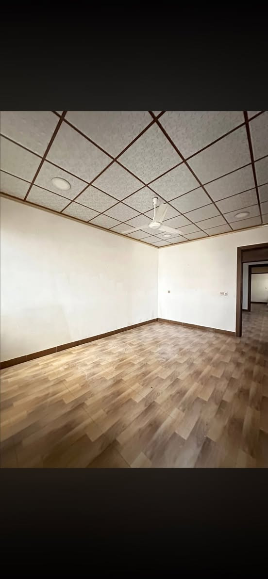 بيت للايجار 175 الف قفل العنوان رابرين خلف سكلة خورشيد اخر فرع مع خط مولد كامل

متكون من غرفة نوم وستقبال وهول ومطبخ ومجمع صحيات كامل مساحة 160 متر 

البيت بي بير ارتوازي 40 متر يعني انسه الماي

و 4 بنكات سقفية وسبلت كونديشن للاستقبال

للتواصل ***********
