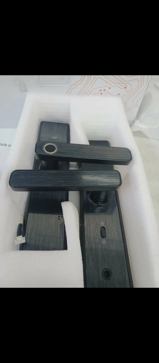 قفل باب ذكي
 طرق وصول متعددة: يمكن فتحه باستخدام لوحة مفاتيح إلكترونية، أو مستشعر بيومتري (مثل بصمة الإصبع)، أو بطاقة وصول، أو عبر تطبيق جوال باستخدام البلوتوث أو الواي فاي. 
أمان معزز: تستخدم هذه الأقفال تقنية متقدمة وتشفيرًا رقميًا لتوفير أمان أفضل مقارنة بالأقفال التقليدية. 
التحكم عن بعد والمراقبة: يمكن للمستخدمين قفل الباب وفتحه عن بعد ومراقبة من يدخل ويخرج من خلال تنبيهات تُرسل إلى الهاتف. 
التكامل مع المنزل الذكي: يمكن اعتبار الأقفال الذكية جزءًا من نظام المنزل الذكي، مما يتيح التشغيل الآلي مثل القفل التلقائي بعد فترة زمنية محددة. 
للاستفسار *********** وبي واتساب
واكو توصيل وين ما تريد لباب بيتك يجيك
