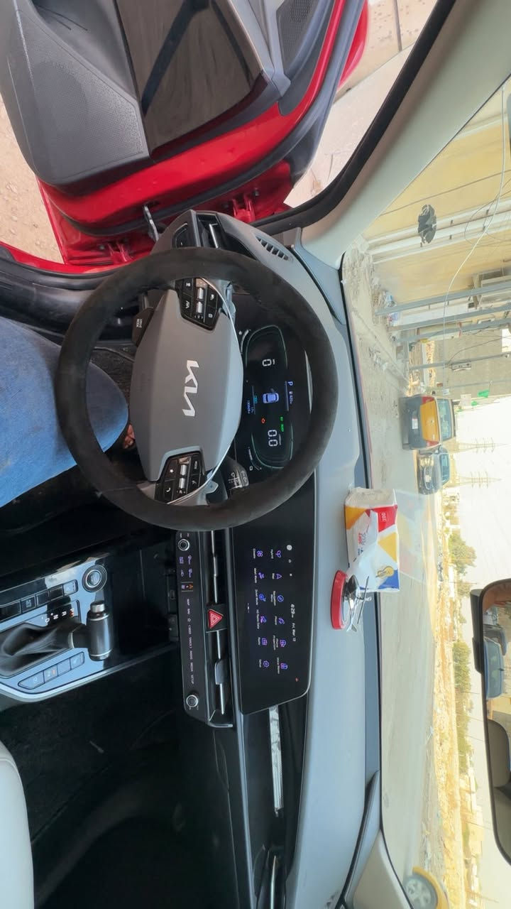 كيا نيرو هايبرد
موديل ٢٠٢٣
حادث باب خلفي يمنة مصلح نفسة بدون ايرباك لغد شاصي بجم كلة مكفول بطاريات منضومة الهايبرد كلها مكفولة 
مواصفات 
بصمة شاشة كشنات جلد كشن السائق كهربائي رادار امام جانبي خلفي منافذ شحن تايب سي تدفئة بل كشنات تحكمات استيرن مود درايف اوامر صوتية السيارة جاهزة ع اكمل وجه وترايها شرط زيرو 
 السعر ١٦٥ بيها مجال مكانها بغداد الدورة هاتف ***********
