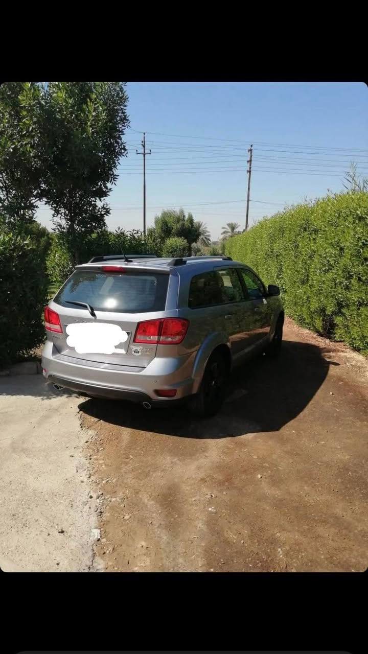 Dodge journey (3.6L) 
2018 sxt 
4*4
دوج جورني ٦سلندر 
٧ راكب
تبريد ٣قطع
تشغيل عن بعد 
فور ويل 
رقم شمالي (سليمانية ) سنوية منتهية
فول مواصفات عدى الفتحه
بيها فقط دعامية 
حادثها  بالصور 
السعر ١٦٥ وبيها مجال
مكان السيارة  
بغداد الرصافة  
***********
