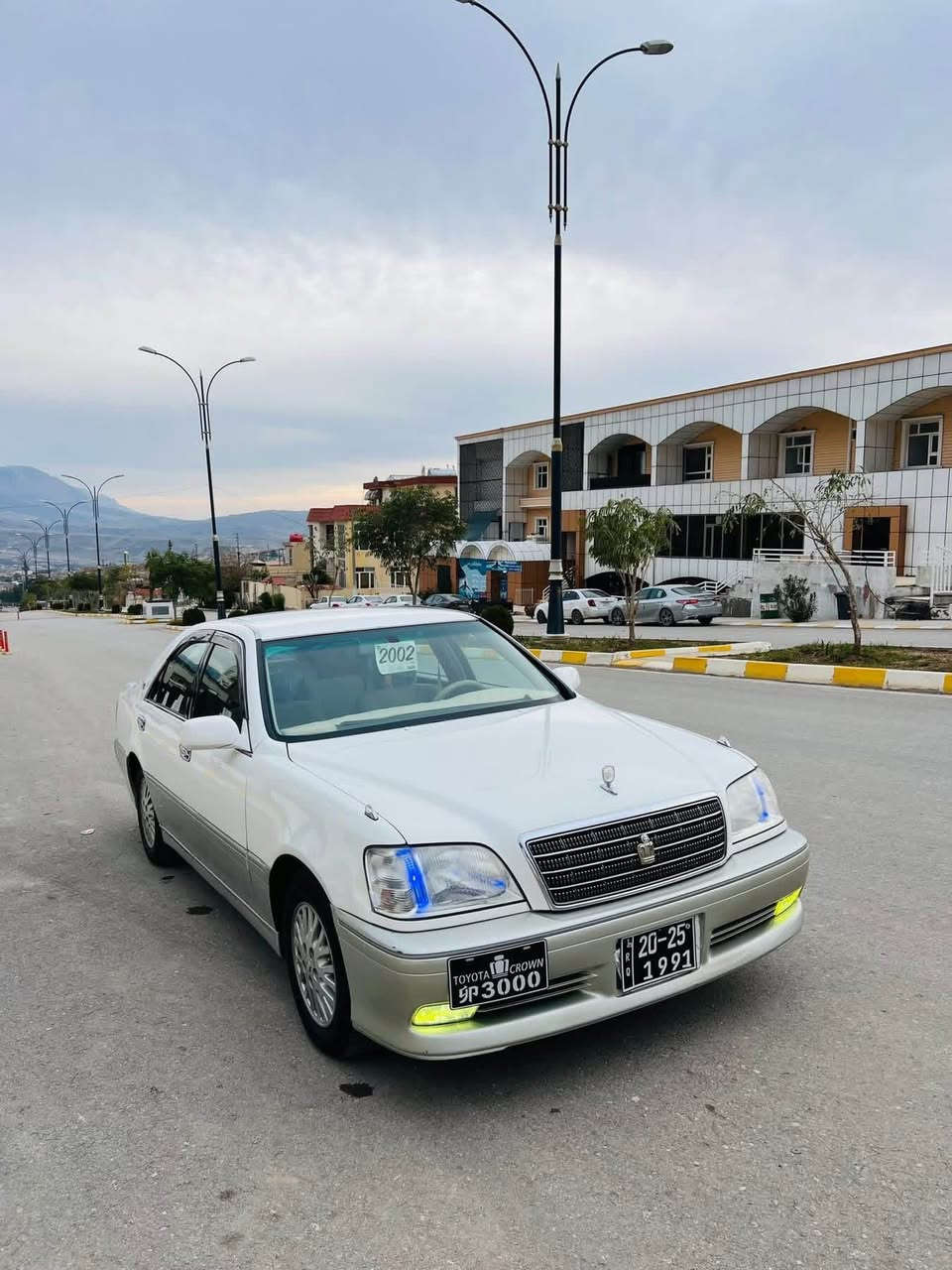 ‎سەرەتا بەناوی خوای گەورە
مەلیکە مودیل  ٢٠٠٢
موس موس
سەیارەی مالە  مەسرەفی کامل کراوە 
رەنگی مۆزی  ناو زەرد  دەشبول  سەرو ژێر نەجەف
یەک  دوگمەیە  کوشن کارەبا  ئاوێنە  شەفت و هیتەر
سەیارەکە کۆدی هەیە بۆی کراوە  بە ناوی خۆمانە
مەکینە  دیفۆر  بچوک 
لایت  پێش و دوای کریستال 
گێر و موکینە و کارەبای  بەشەرتی  ١٠٠ فیتەر 
 چوار  تایە و ویلی لۆکی لە ژێرایە
                                                بێ دوکەڵ  و بێ سەرف
‎بێ چاڵ و شوخت 
‎سارد و گەرم و برێكی بەسراوە
‎جامم هەلگرتوە
‎پاتری تازەیە.
‎لە دەعامی بۆ دەعامی بە شەرتی هەمو شتێك ئەیفرۆشم.
‎مەسرەفی کامل کراوە  
‎سەیارەكە روبەڕو لە وێنەكان زۆر جوانترە  
                                      نرخی ٤٩$ مەجالێکی کەم
‎هەزاری تەبع مەسروفی نیە سەیارەكە
/گۆرینەوەش دەکەم لەگەل شاهینەی رەش
                                             شوین / عەربەت 
                                               ژ.م / *********** السليمانية, العراق
