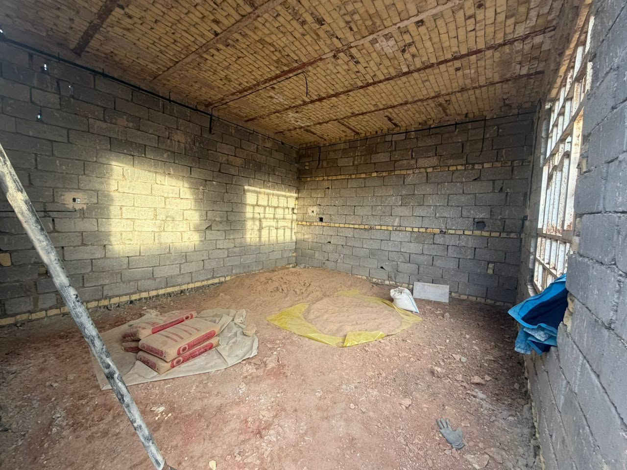 بيت للبيع  140 متر 
طابو زراعي سند 25 مداور بأسم المشتري  
يتكون صاله واستقبال ومطبخ وغرفة  وصحيات داخلية وخارجية العنوان خلف حي الحضاره البو جاسم مقابل مديرية المخدرات الجديده البيت  مشمول بالتطويب  ب٣٣ وبي مجال
الاستفسار أتصل  ***********+*********** واتساب او مراسلة الصفحة ***********
