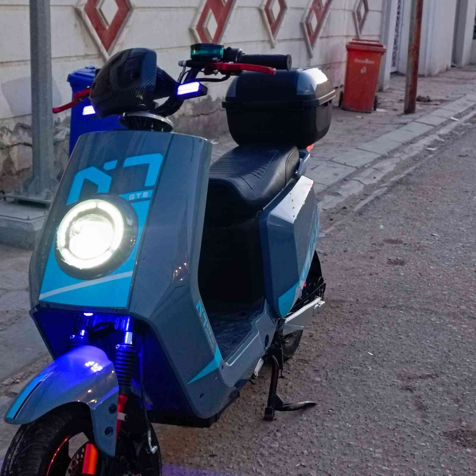 السلام عليكم 
🚀 للبيع دراجة كهربائية نوع GT (جي تي)
من معرض العارضي – الوكيل الرسمي 🔥
📌 شبه جديدة – استخدام 3 أشهر فقط
📌 فول أوبشن – تــامــة المــواصــفــات
المواصفات 👇
🔹 جاملك كاربون فايبر سبورت
🔹 دبلات جاهزة
🔹 دبل إشارة
🔹 نظام رجوع للخلف (R)
🔹 إنذار سرقة مع ريموت
🔹 ثلاث سرعات
🔹 6 بطاريات أصلية
🔹 ملف 2000 واط (سحب قوي جداً وثابت)
🔹 بلوتوث + سماعات (تشغل موسيقى)
🔹 إضاءة أمامية حلقي LED + إنارات كاملة
🔹 شاشة رقمية واضحة
🔹 فرامل ديسك أمامي وخلفي
🔹 ممتصات صدمات قوية
🔹 صندوق خلفي
🔹 شحن سريع
✨ الدراجة بدون أي صرف، جاهزة تمشي
✨ فحص بأي مكان تريده
💰 السعر: (700) قابل للنقاش للجادين فقط


**إذا كنت صاحب هذا الإعلان وتريد حذفه لأي سبب، رجاءا أرسل رسالة إلى الدعم الفني**