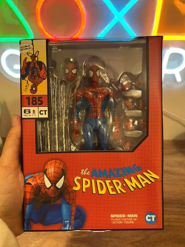 هذا المنتج هو مجسم شخصية "سبايدرمان" (Spider-Man) من إصدار "Classic Costume Ver."، وهو من إنتاج شركة "CT Toys" التي تُعرف بإنتاج نسخ بديلة (Bootleg) من مجسمات MAFEX الشهيرة.
اسم المنتج: CT Toys MAFEX No.185 Spider-Man Classic Costume Ver. 

الحجم: مجسم بطول 6 بوصات (حوالي 15 سم). 

المحتويات: يتضمن المجسم عدة أيدٍ إضافية، ورؤوسًا مختلفة، وملحقات شبكية. 

اول تم 25 الف


**إذا كنت صاحب هذا الإعلان وتريد حذفه لأي سبب، رجاءا أرسل رسالة إلى الدعم الفني**