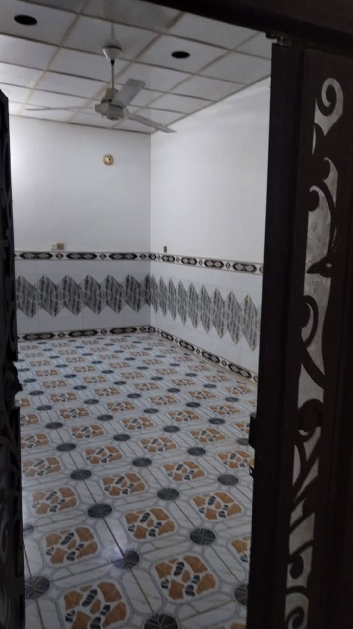 دار للبيع عقد زراعي مطوب بلدية يعني بي رقم  بناء بلوك اساس وسقف كونكريت مسلح بناء جدا نضيف بي غرفة ومطبخ وصاله وصحيات داخلية وخارجية  واستقبال بي اثاث ويا للتواصل 
***********
