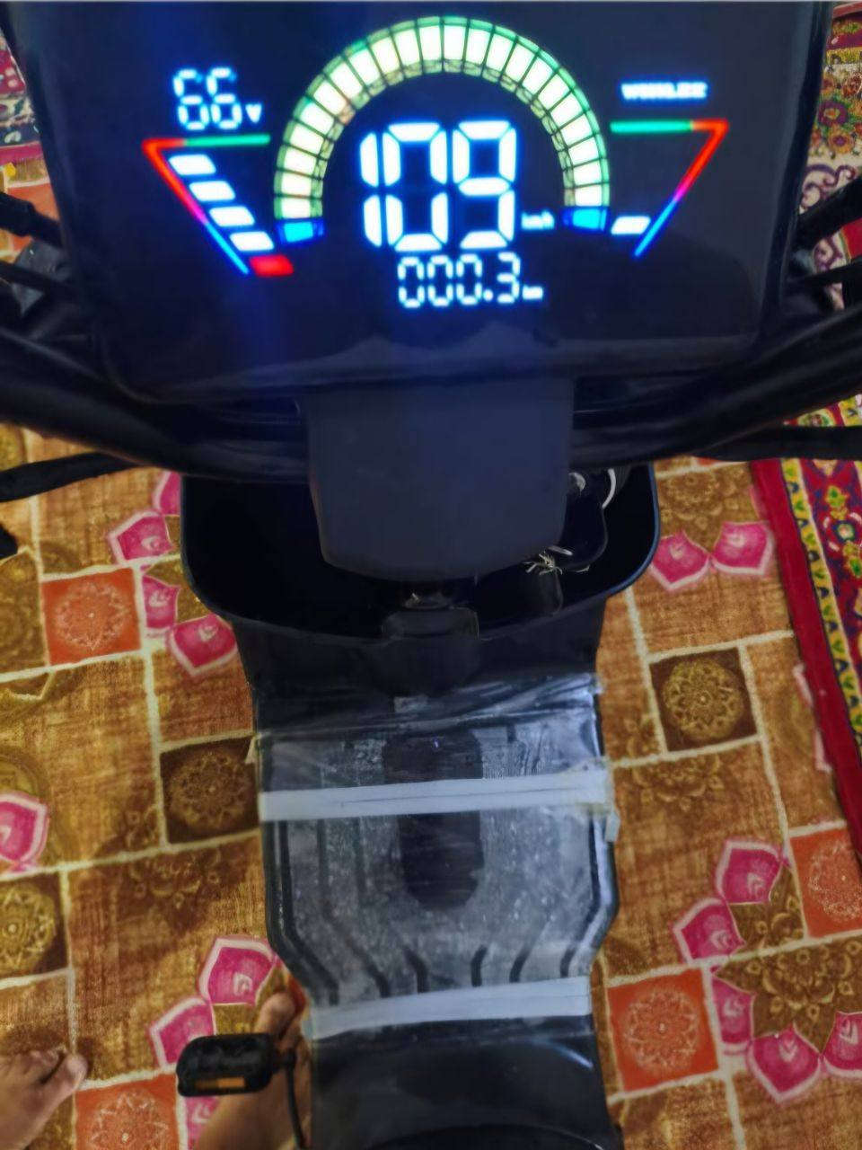 باسكل شحن R7 جديد للبيع 2025
هذه يجي احسن واسرع من R9 
مكان: كربلاء 
الحجم  300_10 اكبر حجم
الون : اسود مميز 
الون الويل :اسود :مميز
المواصفات
السرعه :109 حقيقية
يعمل بنضام 4سرع زائد خاصية الرجوع للخلف
جهاز إنذار :عند السرقة
قفل التاير الخلفي
قفل السرج : او البطارية 
ويل كب.
بطاريات 5 ونلي 60A....... 12V
بايدر مساعد :وايضا يشحن البطارية
سلة أمامية 
تيرات :جوبلس
بريكات: دسك هايدروليك امامي وخلفي 
دواسات دبلات :4 :2 أمامي :2 خلفي
اشاير يمنه يسره دبل اشارة 
لد :نهاري
لد :ليلي
لد :ليلي :إضافي
لد :خلفي
مفتاح 🔑 و بصمة تشغيل عن بُعُد و كارت لمس
شاشة تقرأ :العطلات :والسرعة :والكيلو متر:وشحن البطارية.
وغيرها من المواصفات
السعر 525 الف وبي مجال

لاستفسار خاص او علـّۓ. الرقم اسفل
***********
