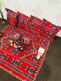 4 كوشات ومفرش مترين ب متر  ب 17 الف مع التوصيل  متوفر توصيل لجميع المح...