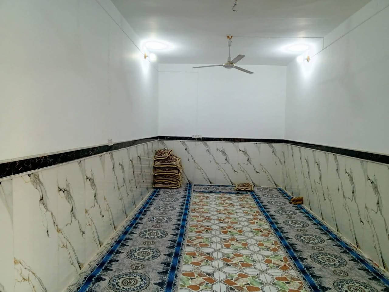 سلام عليكم يتوفر بيت للبيع جاهز طابو زراعي عراقي يتكون من اربع غرف موزع صاله مطبخ ديوان كبير موقع ميسان حي السلام الدوانم يتوفر كل الخدمات ماء مجاري كهرباء مساحه البيت 300 متر السعر 115 وبي مجال للشراء الاتصال على الرقم ***********
الاثير ***********
