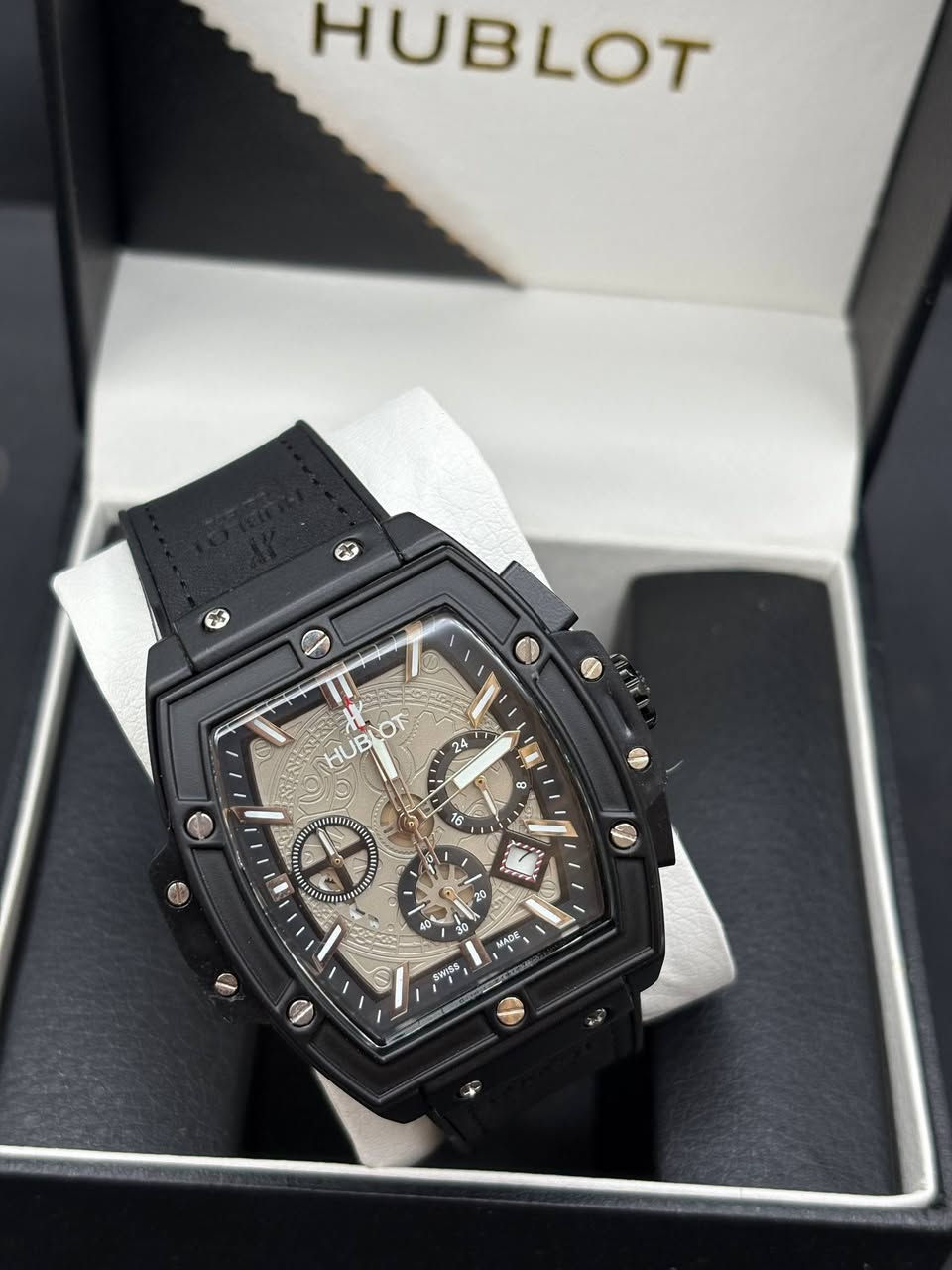 تجي العلبة الخاصه وكارت ضمان 
اطلبها هسه شمنتضر ؟ 
ماركة HUBLOT الاصلي فقط 
وزن الساعة 144  
قفل فراشة + سير حلقات تصغير وتكبير 
ختم حراري على طول الساعة 
سناتل ثواني وساعات نظام 24h 
ومنفذ شهري


**إذا كنت صاحب هذا الإعلان وتريد حذفه لأي سبب، رجاءا أرسل رسالة إلى الدعم الفني**