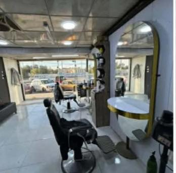 ديكور حلاقه للبيع.   مرايات وكراسي. وباترينه.  وقنفات.  الاستفسار. ***********.
