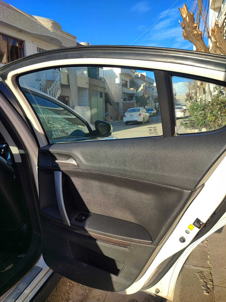 جۆری سەیارە: ئێمجی ٦ ی تۆربۆ     (MG6 Turbo)
مۆدێل: ٢٠١٤
قەبارەی مەکینە: ١٨ ی تۆربۆ
تایبەتمەندی: سلاید، کوشن جلد، بادڵ شەفت، شاشە وەسەت، گێڕ عادی و ئۆتۆ و سپۆڕت، کامێرا و چەندین تایبەتمەندی تر

سەیارەکە تەواو جاهیزە و هیچ نوقسایەکی لە گێڕ و مەکینە نییە

سەبارەت بە لێدراویش تەنها درگای سەکنی پەڵەیەکی هەیە و دیوی سایەقی خەتێکی زۆر ووردی هەیە لە سایەقەوە بۆ دواوە

سەیارەکە زۆر بە هەڵمەت و بەهێزە هیچ کێشەیەکی نییە الحمدللە 
بۆ زانینی نرخ و زانیاری زیاتر پەیوەندی بکەن بەم ژمارەیەوە

0770 191 36 26
