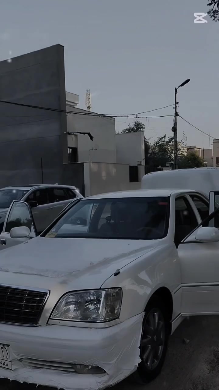 السلام عليكم
ملكة 2002 كرستال اصل 
دكمتين 
محرك ديفور صغير
محرك وكير مكفولات 
تبريد شغال 
تخم تايرات قبل شهرين شادهن 
السيارة  احلا من الصور 
60 وبيها مجال
***********
