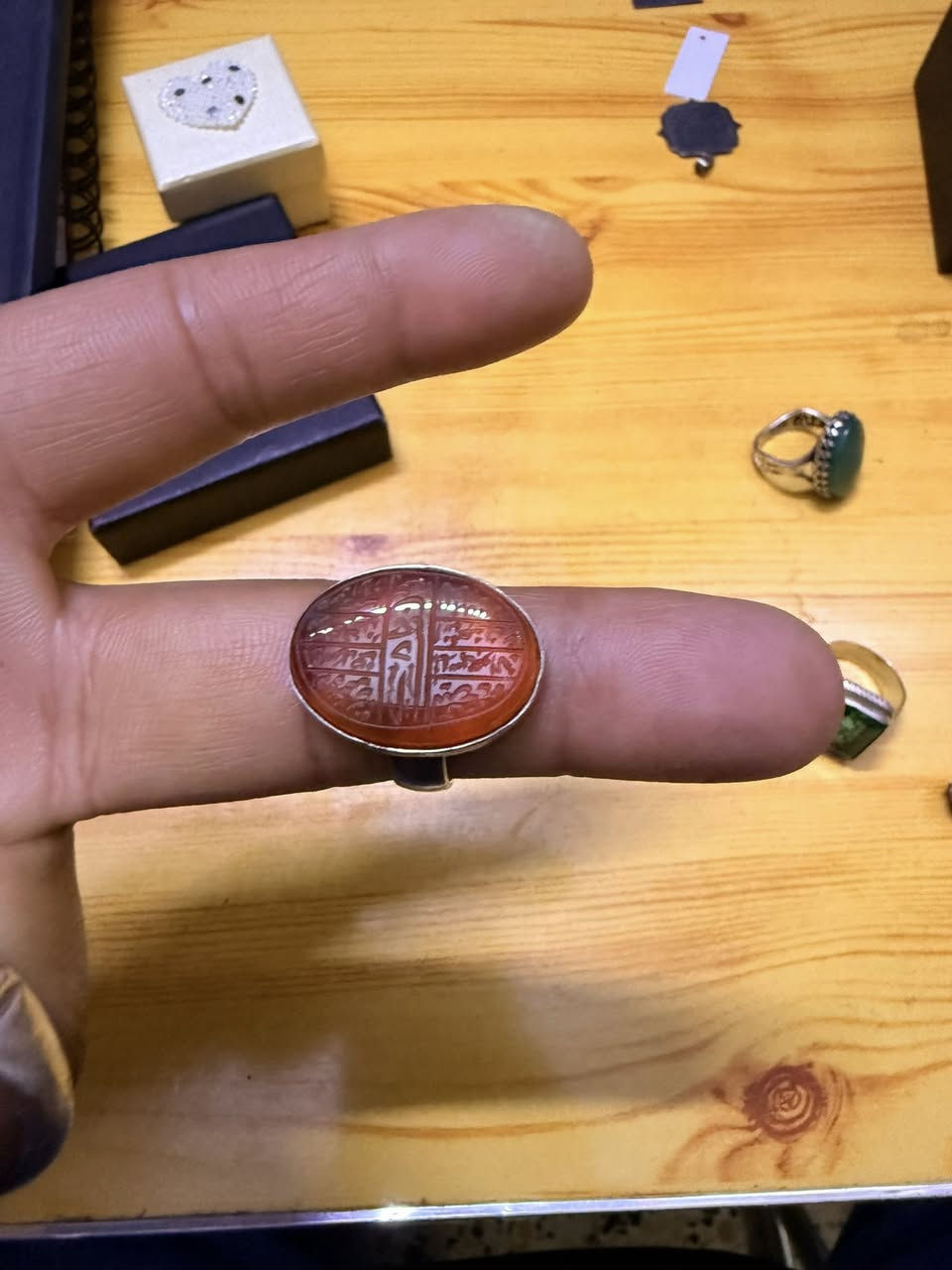 سلام عليكم خواتم فضة للبيع بسعر مناسب الي جاد يأخذ سكرين للخاتم ويجي خاص اني لا بياع شراي ولا مصلحتي هذي الخواتم مالاتي الشخصية اعتازيت فلوس ودا أبيعهن لي يعجبك كلي بي وميكون خاطرك الة طيب 
أسعارهن معروفات شوف شنو لي يناسبك وبعينيّ منتظر 
***********
اني بغداد شارع فلسطين ولا يوجد توصيل
