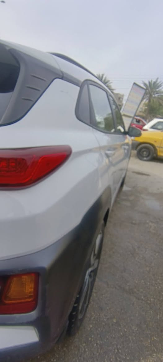 السلام عليكم هوندا كونا للبيع كلين تايتل فقط حافة الدعامية الامامية  
هوندا كونا (Kona)
السنة: 2021
الفئة: Limited (فل كامل تقريباً)
المحرك: 1.6 لتر تيربو 
ناقل الحركة: أوتوماتيك 7 سرعات DCT (دبل كلتش)
نظام الدفع:
دفع رباعي AWD 
استهلاك الوقود: حوالي 14–16 كم/لتر
🛋️ المواصفات الداخلية (Limited)
مقاعد جلد فاخرة
تدفئة للمقاعد الأمامية
مقعد السائق كهربائي
شاشة معلومات 10.25 إنش
Apple CarPlay + Android Auto
نظام صوت ممتاز (Infinity في بعض النسخ)
تشغيل بالبصمة (زر تشغيل)
مكيف أوتوماتيك
فتحة سقف
🛡️ أنظمة الأمان
نظام مانع انغلاق المكابح ABS
نظام الثبات الإلكتروني ESP
كاميرا خلفية
حساسات أمامية وخلفية
نظام المحافظة على المسار
نظام التحذير من التصادم الأمامي
مراقبة النقطة العمياء
6 وسائد هوائية

رقم اربيل الجديد 
عنواني بغداد حي البنوك او الحرية  
للاستفسار اتصل او واتساب 
***********
