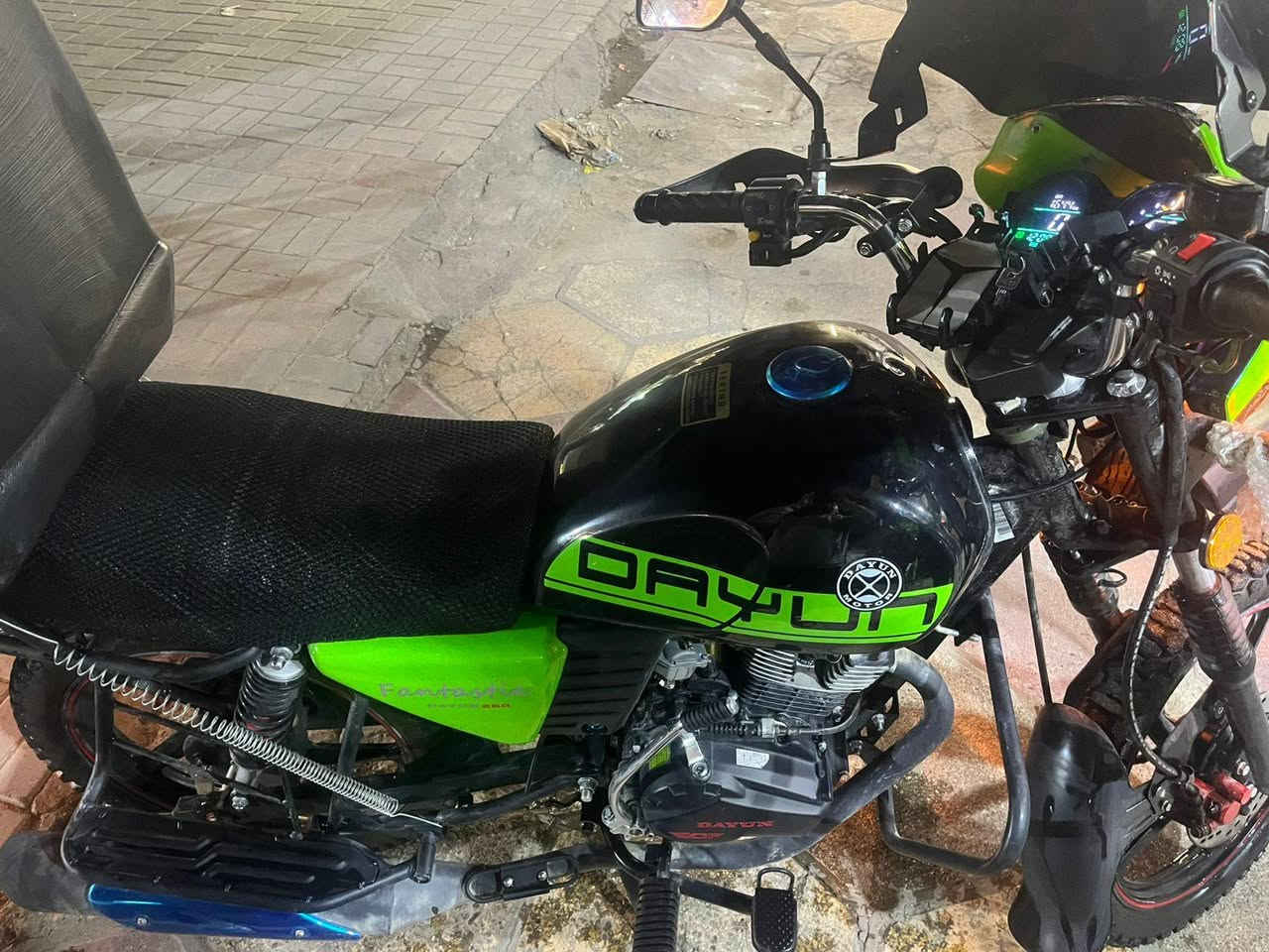 اسلام عليكم
شباب دايون 2026 اربيل ماشيه 1600 تقريب 
دراجه نضيفه توهة مخلصه سحك مذب عليهة ربع دينار ابوجهك لشارع 
باسم شركه بيهة مده 3اشهر بالتحول يعني علة راحتك 
الدراجه هية وغراضهة شلع مال بيع مستعجل 
السعر 2600 وبيهة مجال للشراي 
بيك خير وادلل اني مكلف بالنشر مكان بغداد الدورة 
وهذا رقم صاحبهة 
***********
