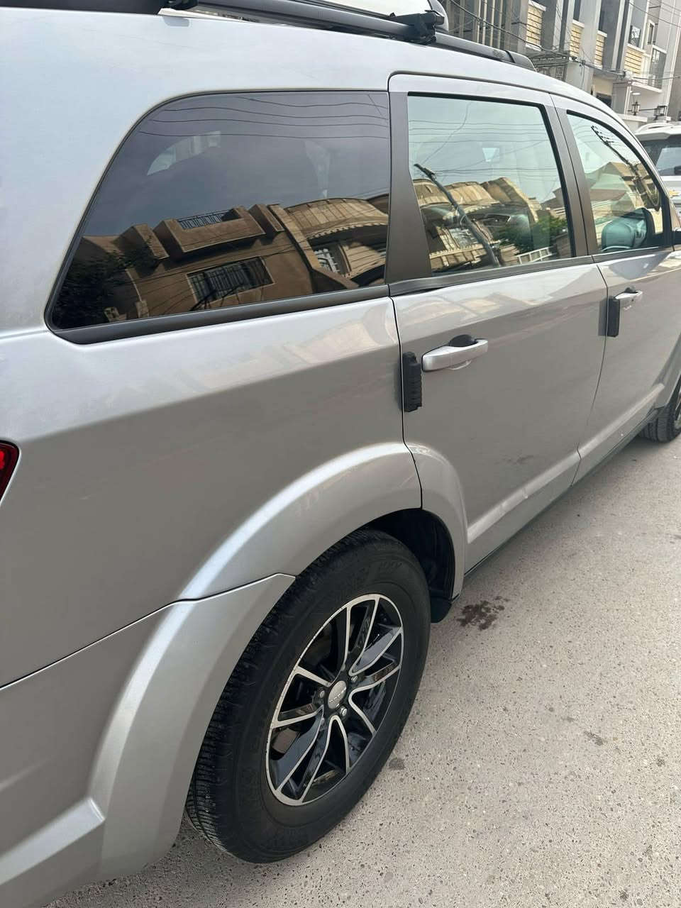 السلام عليكم 
دوج جورني 2017 
محرك ٤ سلندر 
تبريد ثلاث قطع 
رقم سليمانية الجديد سنوية وهزة جديدة 
حادثها قبق الجنطة مبدل  
باقي السيارة بدون صبغ 
بيها رصعة بالباب الخلفي عكس السائق ما مصلحة 
تبريد خير من لله 
صدر جديد 
تاير جديد 
ماشية ٩٧ الف مايل قابل للزيادة 
السعر ١٤٠$ وبيها مجال
*********** 
مكاني الدورة او الجادرية
