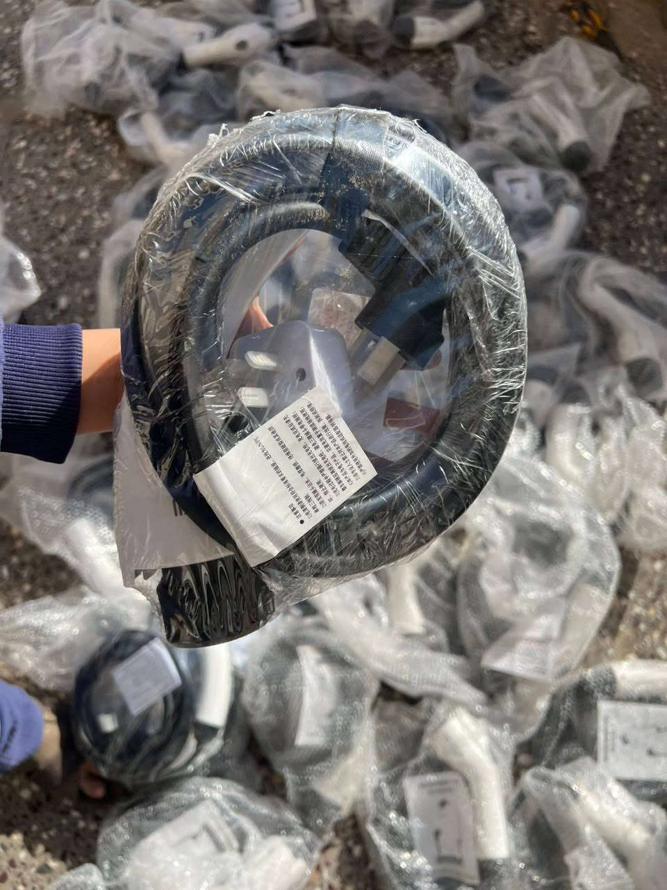 السلام عليكم ورحمة الله
رمضان كريم تقبل الله طاعتكم 
 توفرت شواحن منزلية أصلية لسيارات BYD الكهربائية 
إذا عندك سيارة بي واي دي وتبحث عن شاحن منزلي عملي وآمن — وفرنا لك أفضل الخيارات 👇
🔹 النوع الأول:
شاحن منزلي بقدرة 8 أمبير
مناسب لجميع سيارات BYD
شحن آمن وثابت
 مثالي للاستخدام اليومي داخل المنزل
🔹 النوع الثاني:
 شاحن منزلي بقدرة 16 أمبير
مخصص لسيارة BYD Seal
 يعمل أيضاً بشكل عام مع سيارات BYD
 سرعة شحن أعلى وكفاءة أفضل
الشواحن عملية وسهلة الاستخدام، 
الكمية محدودة — متوفر توصيل داخل المحافظات.
العنوان بغداد الحبيبية قرب ساحة الحمزة 
للاتصال ***********
متوفر بيع بالجملة لاصحاب الورش والمحلات
